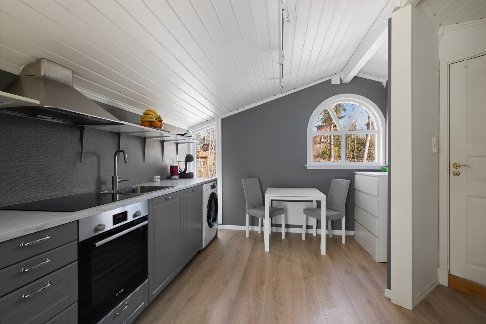 Kjøkken i separat innredet del 1.etasje. Inngang til eget baderom. Galleribilde