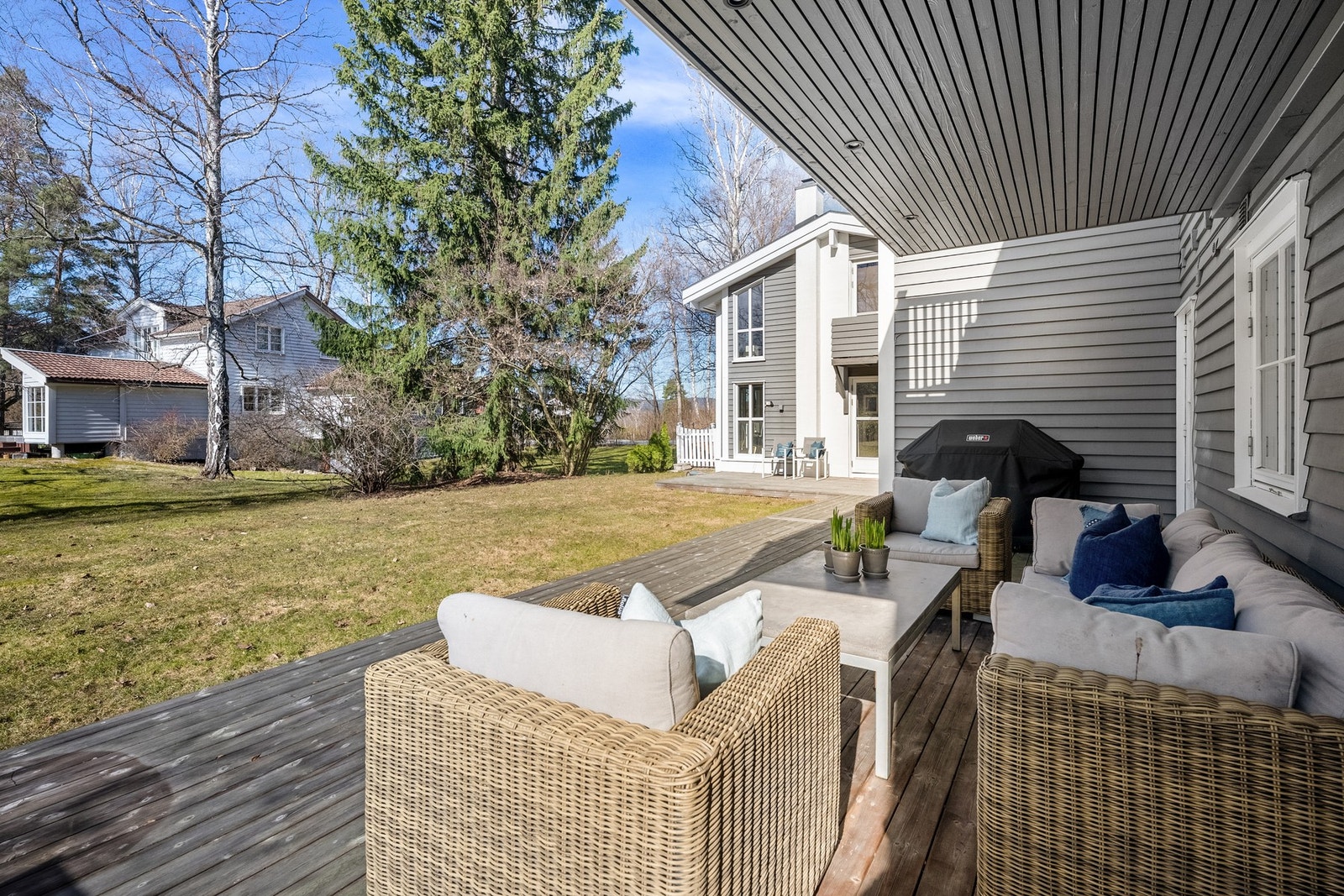 Terrasse med gode solforhold med utsyn mot stor barnevennlig hage. Galleribilde