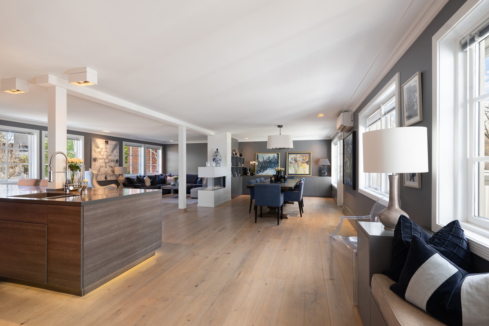 Boligen preges av lyse og luftige rom, store vinduer og en planløsning med god flyt, tilrettelagt for både private og sosiale soner. Galleribilde