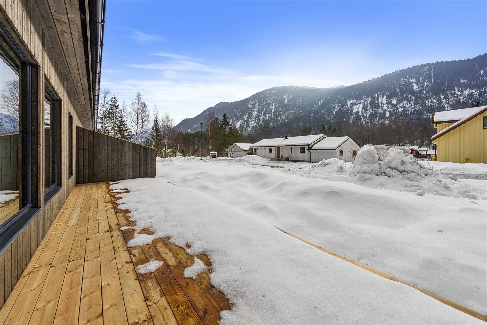 Solrik veranda med gode møblerings muligheter Galleribilde