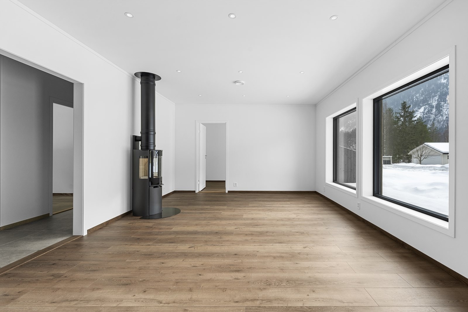 Stue med luftig romfølelse og gode møbleringsmuligheter. Galleribilde