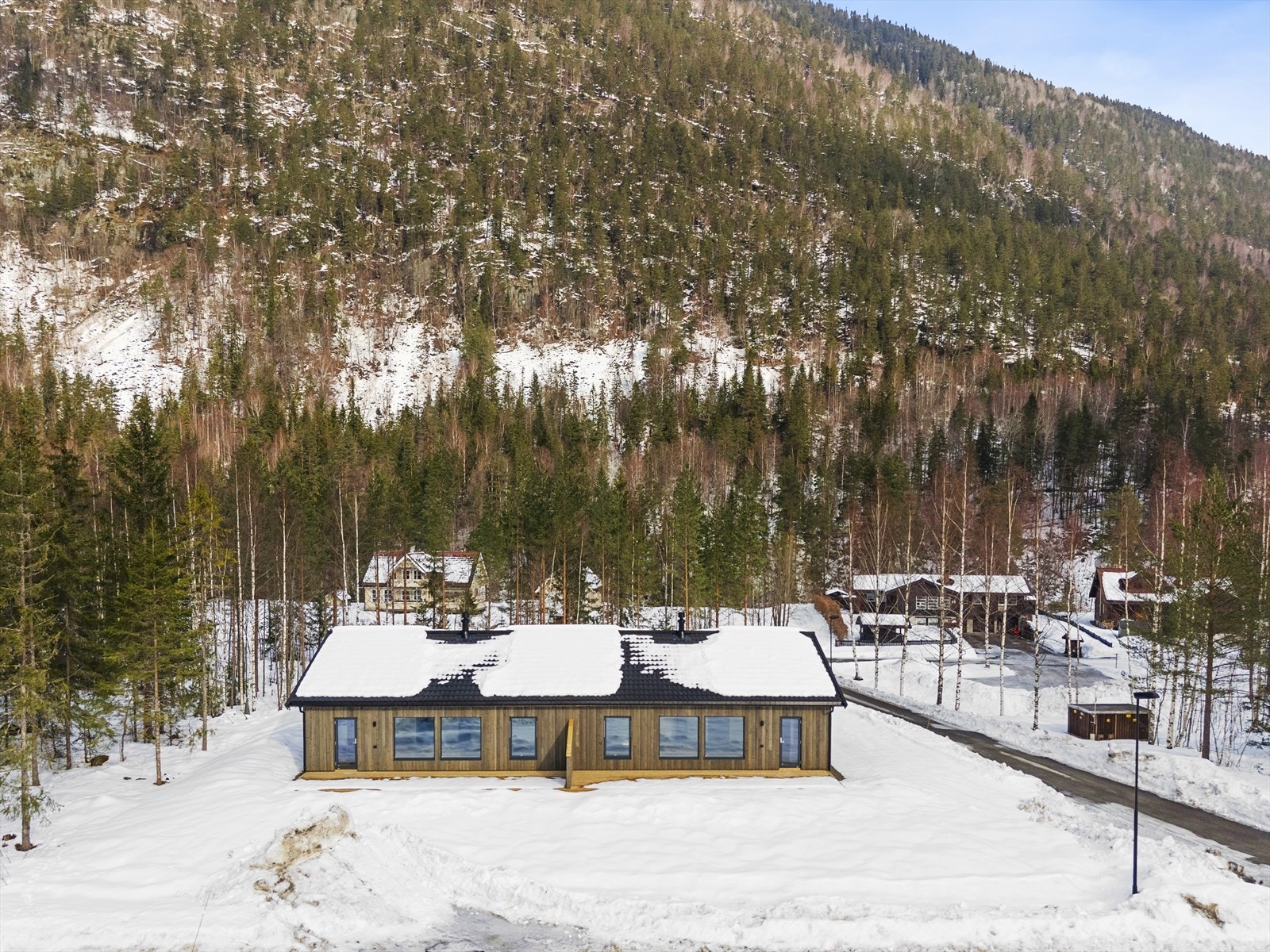 Her bor man skjermet med gode solforhold og fine uteområder, samtidig som man har enkel tilgang til turstier og rekreasjonsmuligheter året rundt. Galleribilde
