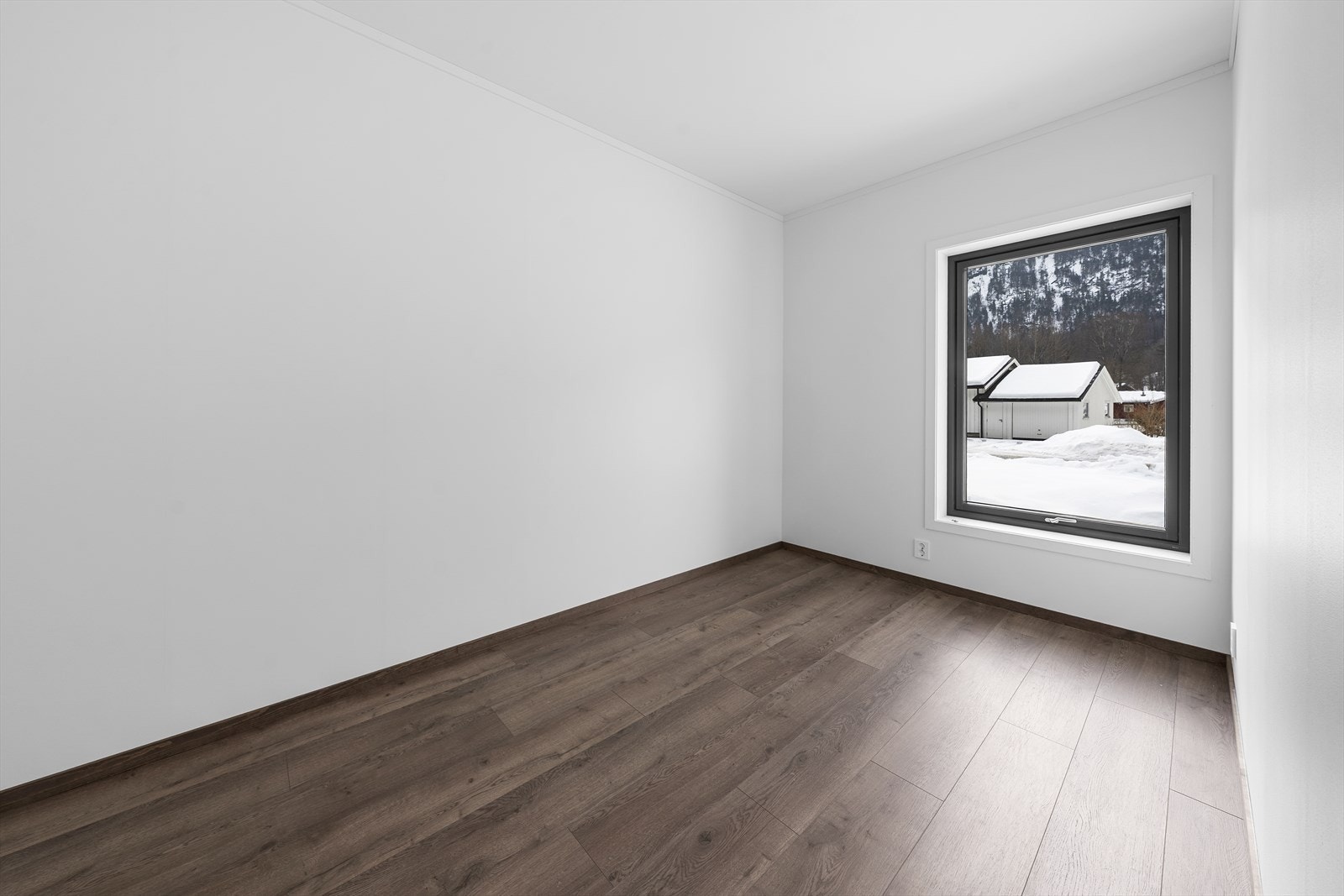 Soverom III. Soverom med inngang fra stue. God plass til seng og garderobeløsning Galleribilde