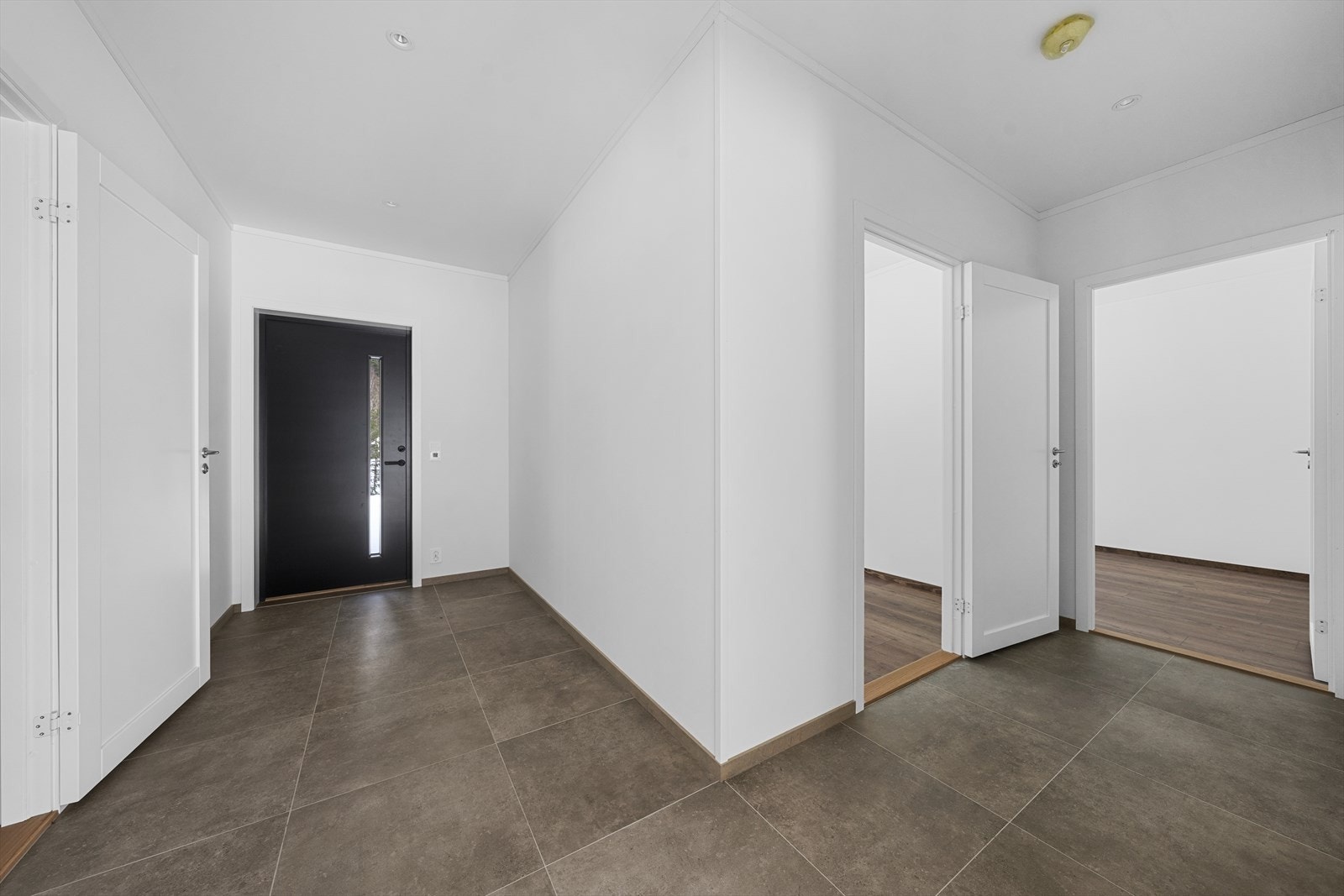 Åpen og lys entré med varmekabler i gulv Galleribilde