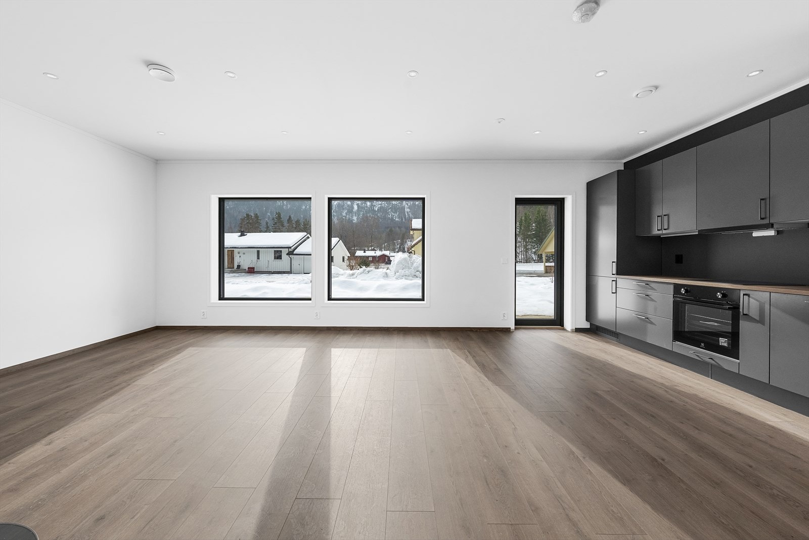 Store vinduer gir godt med dagslys og utgang til balkong/platting med fine bruksmuligheter. Galleribilde