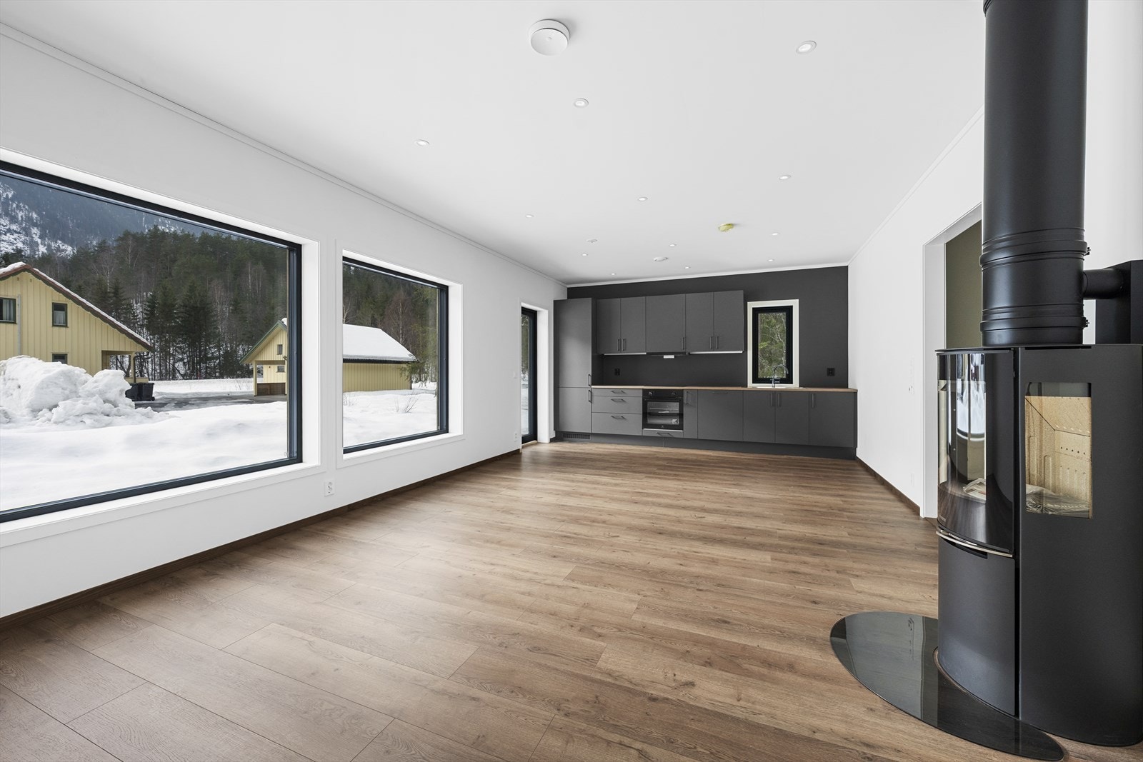 Stuen ligger i åpen løsning mot kjøkkenet og fremstår som lys og innbydende med store vindusflater som slipper inn rikelig med naturlig dagslys. Galleribilde