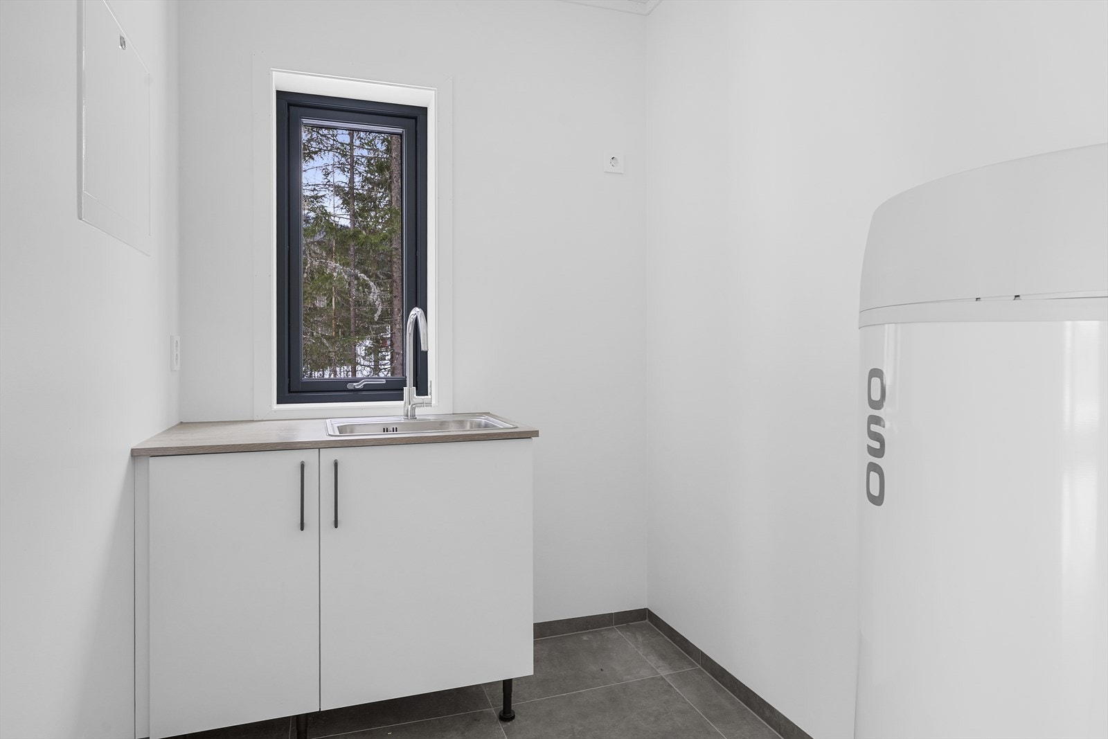 Praktisk og funksjonelt vaskerom med god plass til vaskemaskin og oppbevaring. Galleribilde