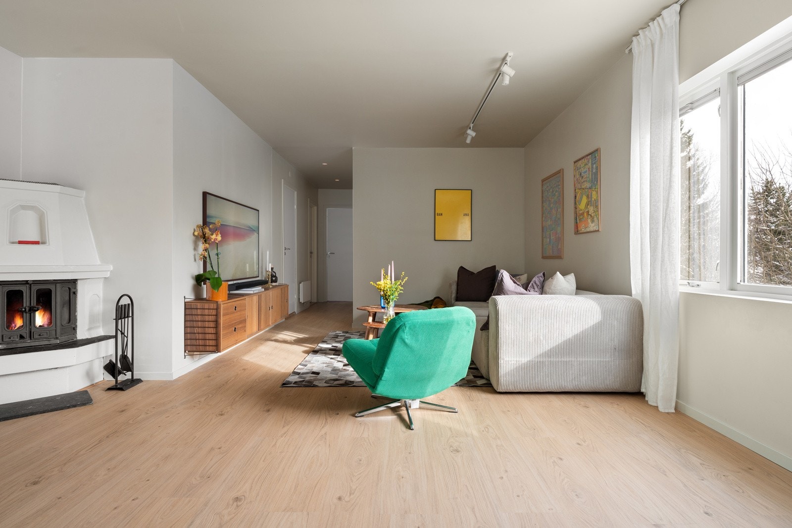 Vedfyringen bidrar til en behagelig temperatur og en koselig atmosfære.