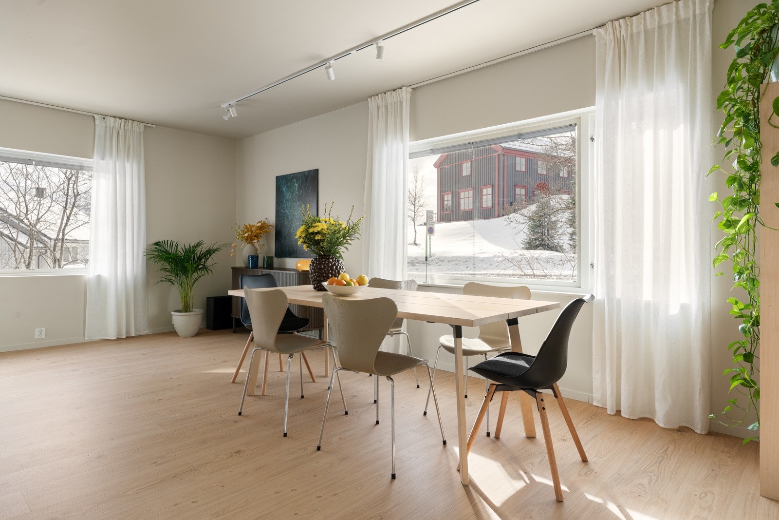 Leiligheten har vært gjennom omfattende oppussing de siste 1,5 året og framstår gjennomgående lekker.