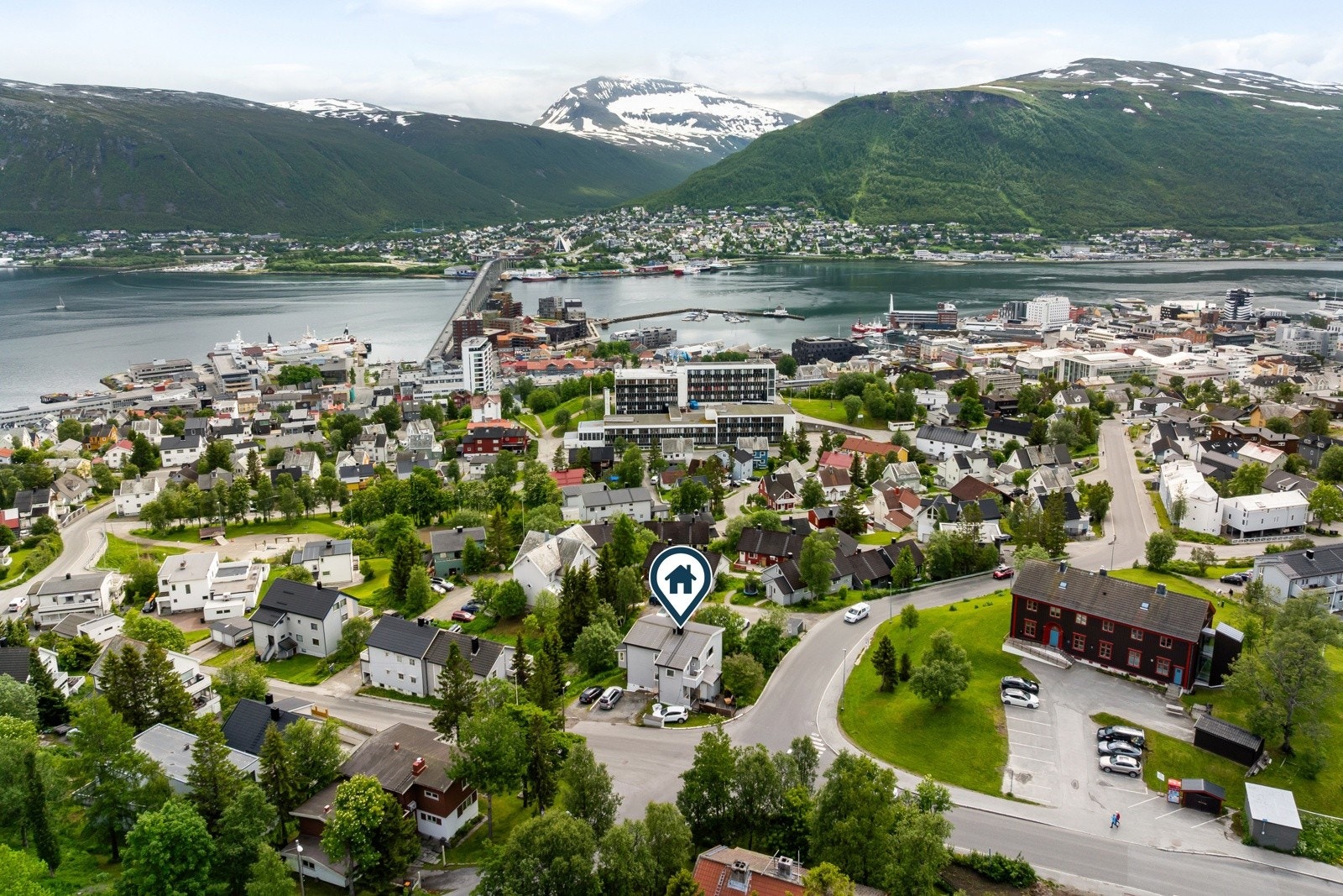 Boligen ligger fint til på toppen av Tromsøya, med kort gåavstand til Tromsø sentrum og umiddelbar nærhet til busstopp med gode bussforbindelser.