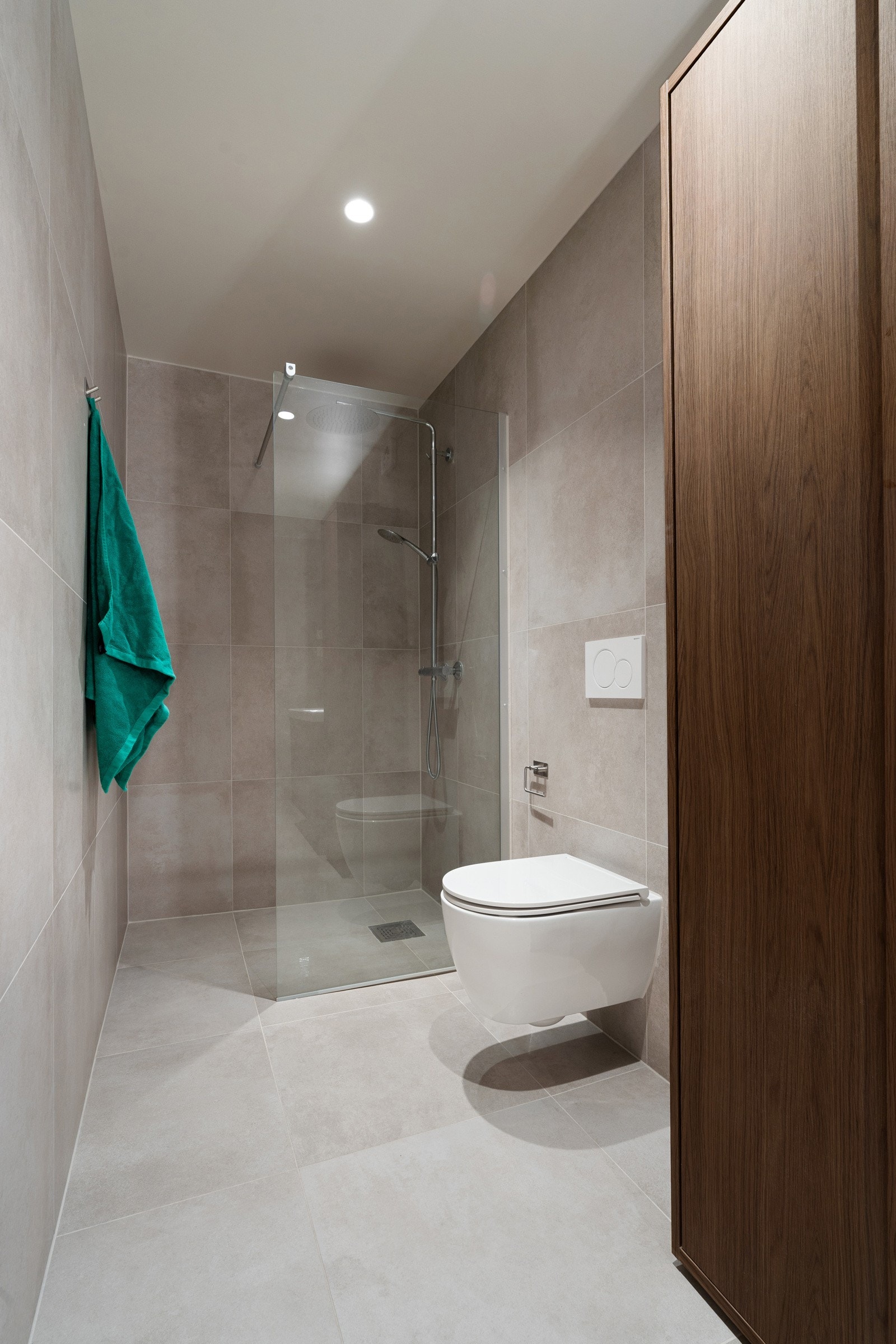 Rålekkert, flislagt bad. Badet er renovert i 2025, og utført i moderne farger og materialvalg.