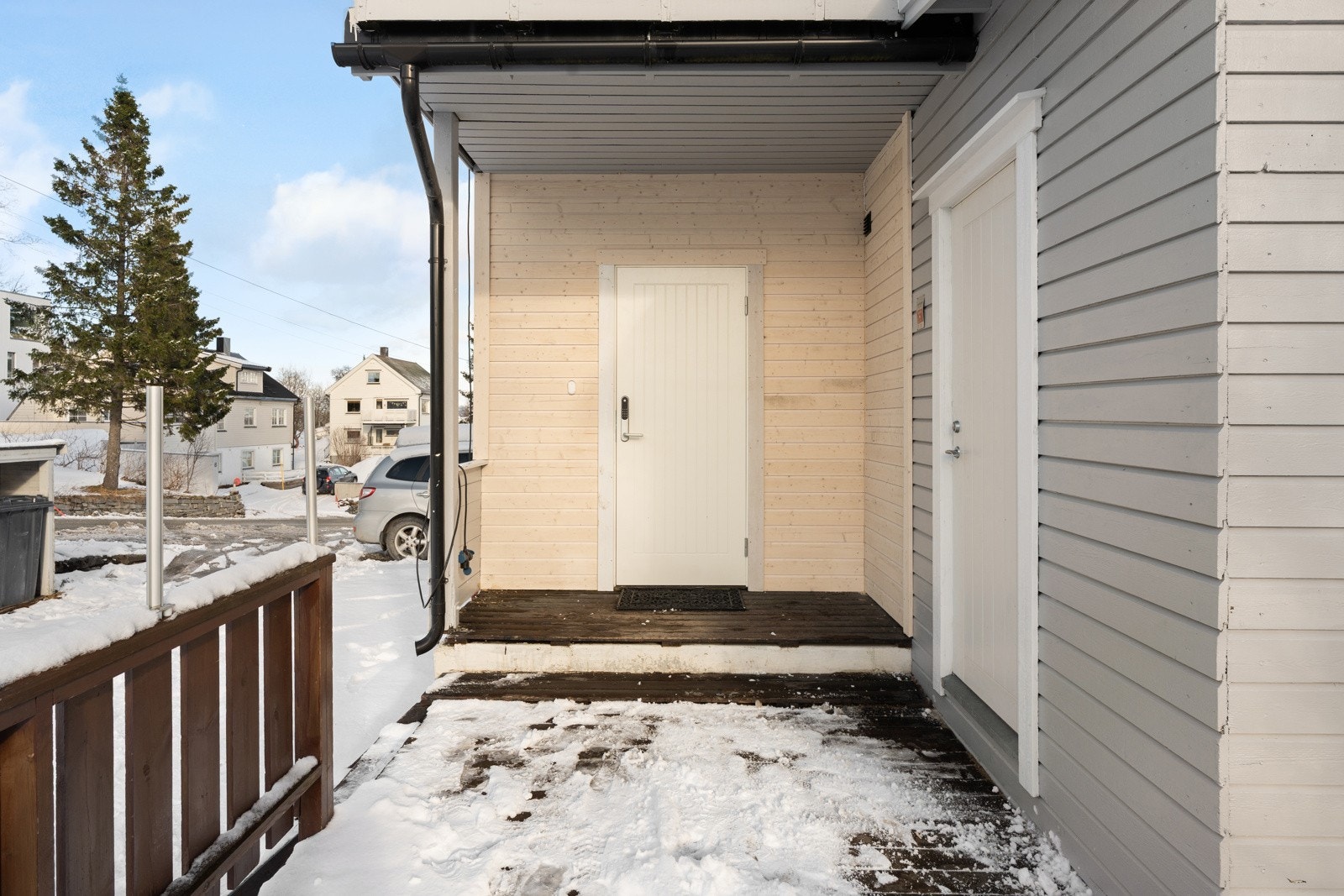 Ved inngangsparti har man stor terrasse hvor det er plass til hagemøbler.