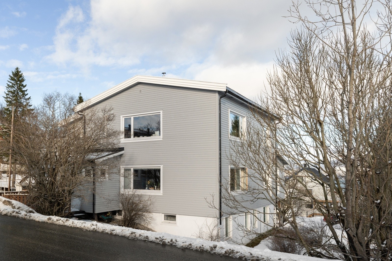Eiendommen ligger fint til på toppen av Tromsøya, med gåavstand til bl.a. Tromsø sentrum.