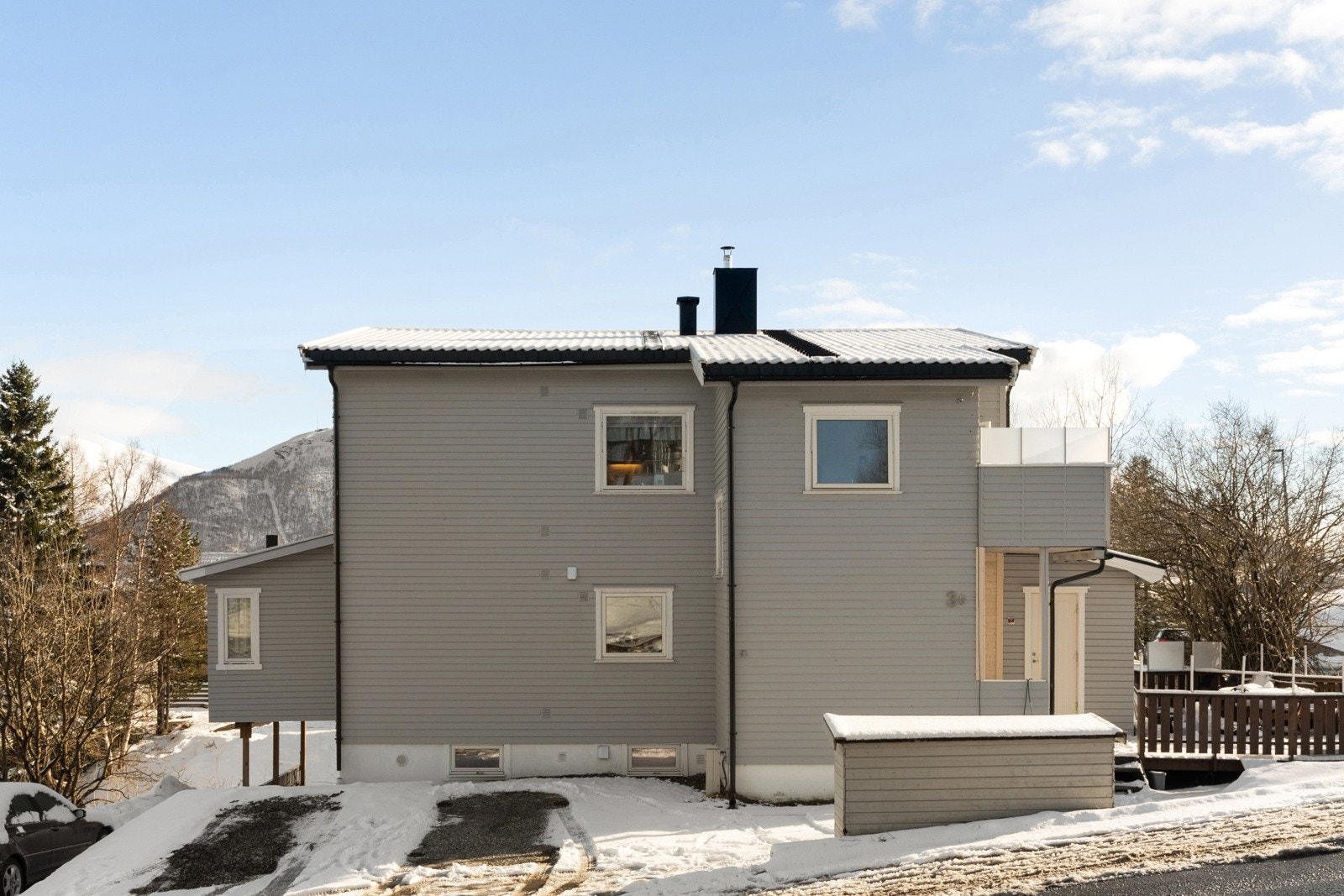 Utenfor har man fast parkeringsplass med elbil-lader.