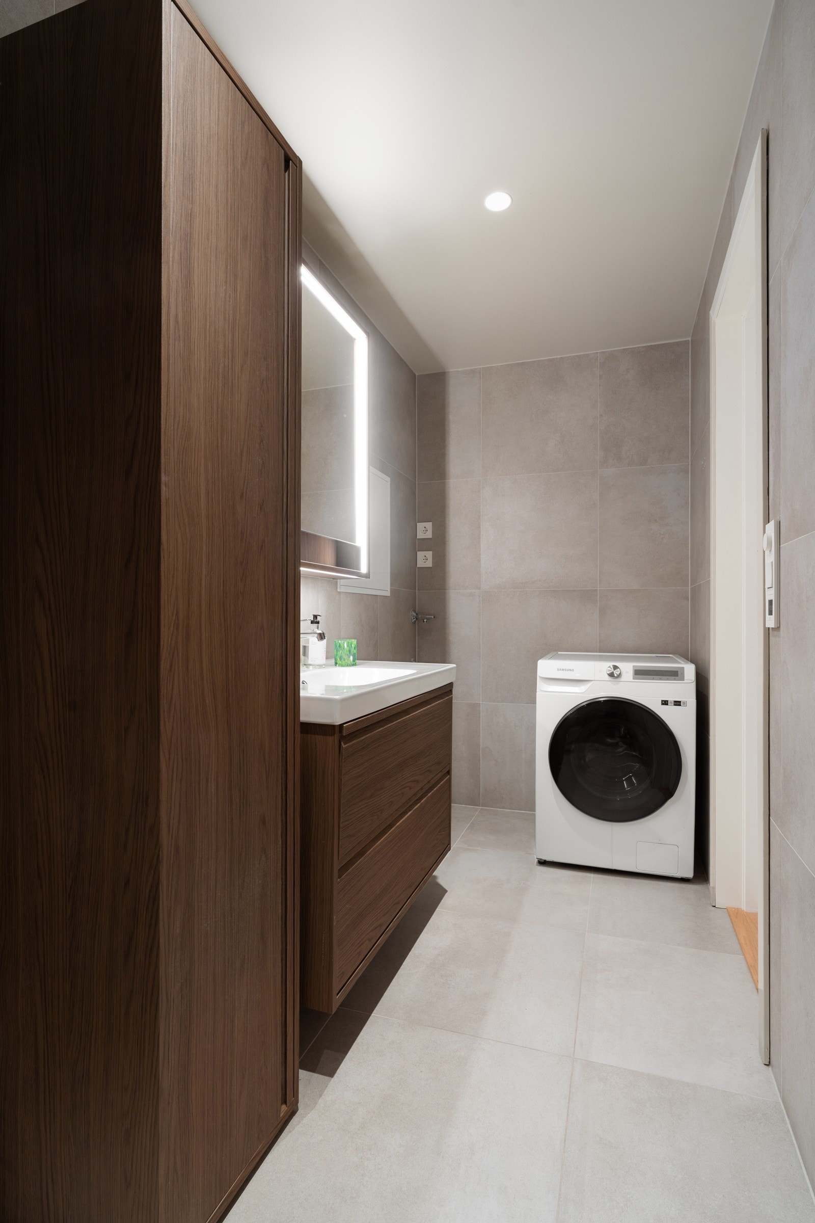 Det er opplegg for vaskemaskin og plass til tørketrommel på badet.