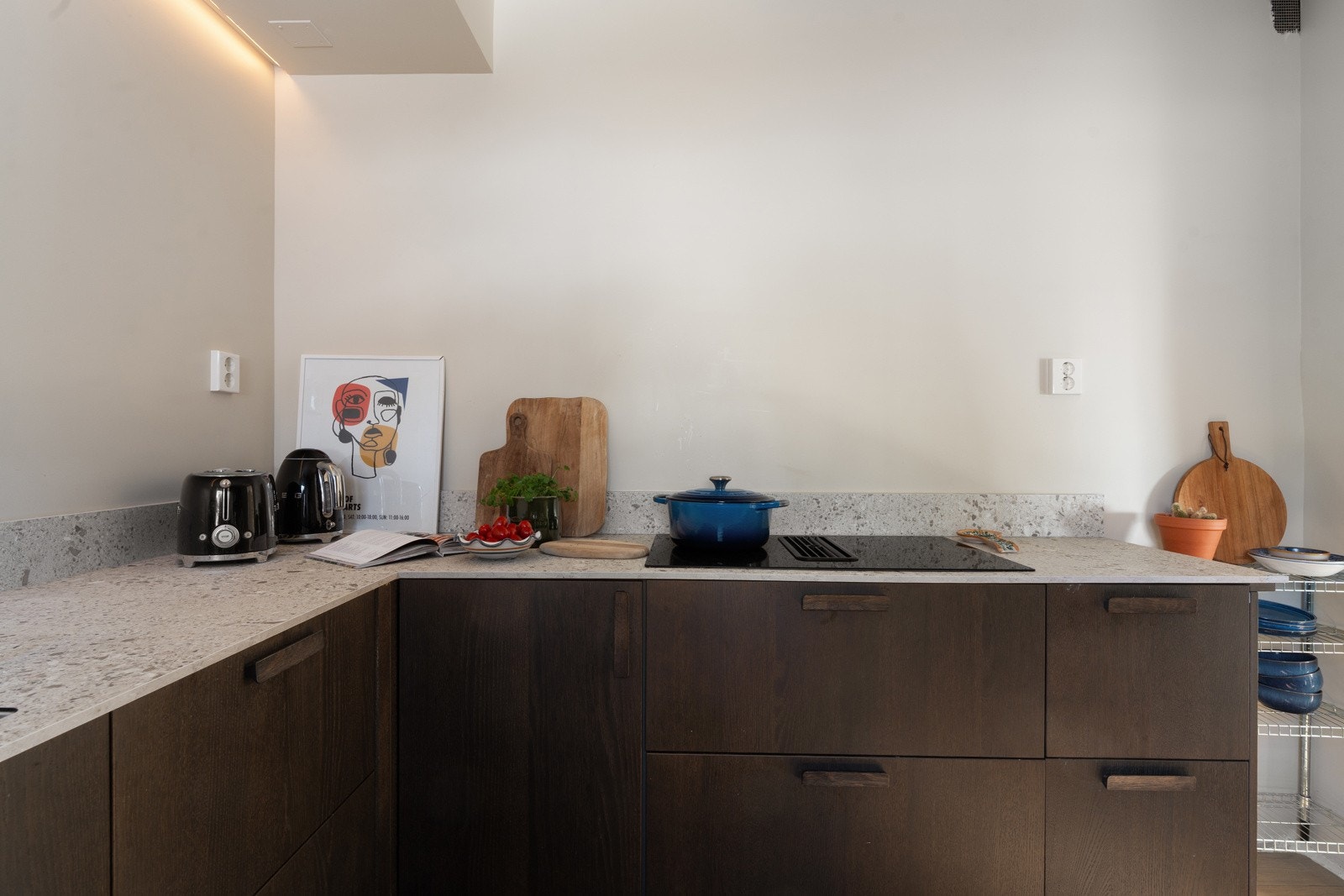 Flere flotte elementer, som underlimt vask, platetopp med integrert ventilator og alt man trenger av integrerte hvitevarer.