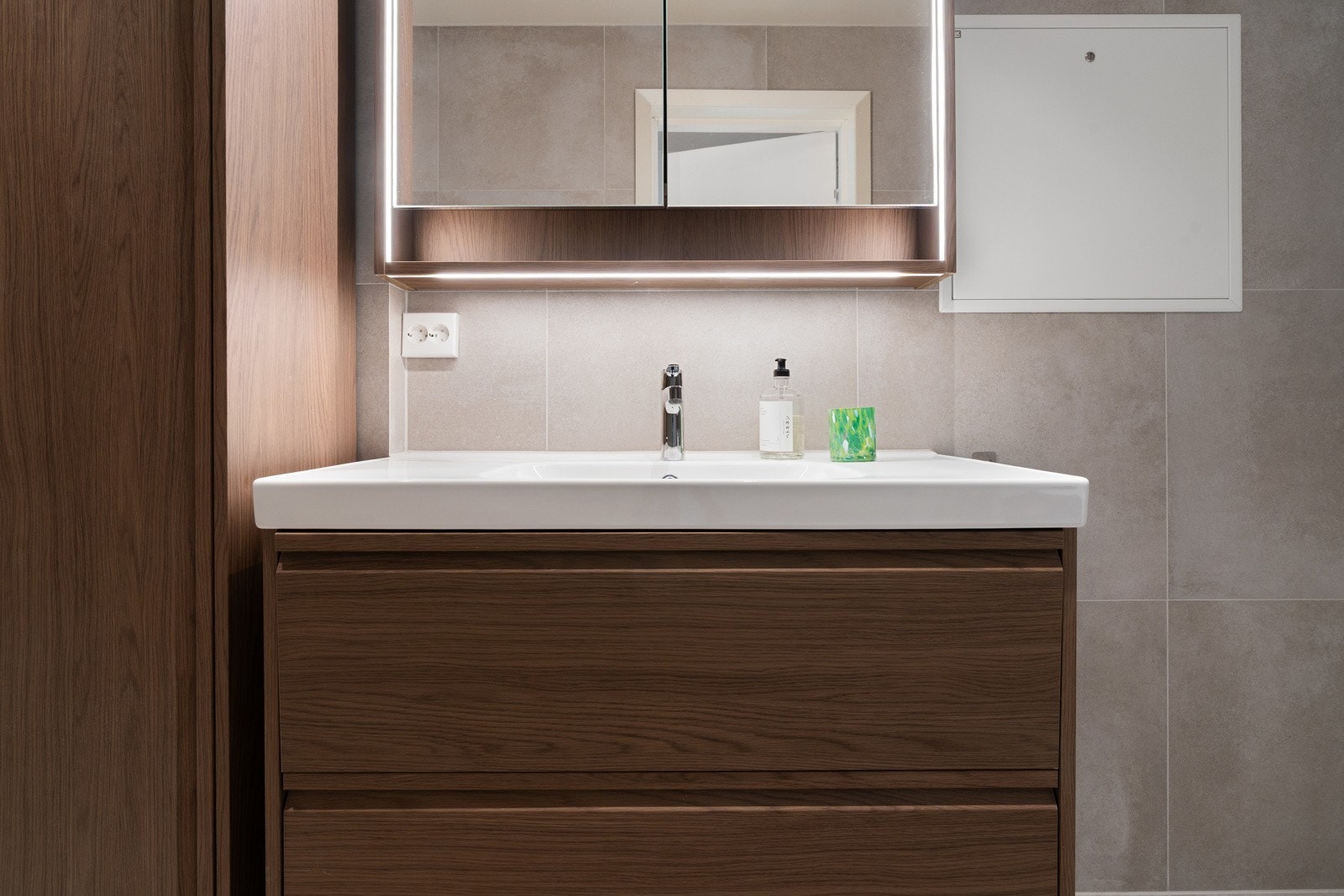 Baderomsinnredning med god oppbevaringsplass. Her har man både skuffer, speilskap og sideskap.