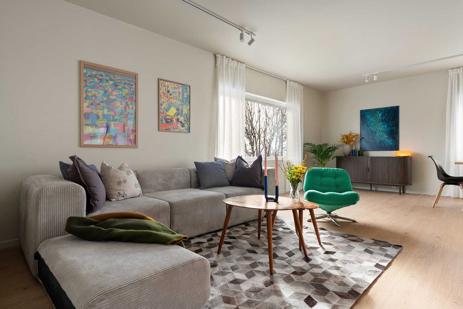 Sofaen har sin naturlige plass i hjørnet, hvor man fint kan ha TV på motsatt vegg.