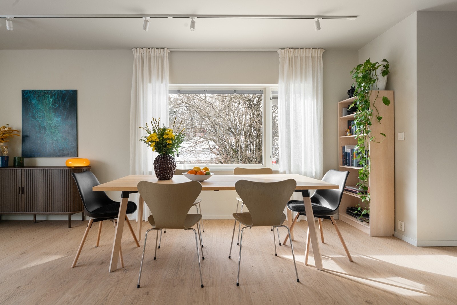 De fleste overflatene i boligen er pusset opp. Det er byttet gulv i samtlige rom, endret på planløsning og hele leiligheten er malt opp på nytt.