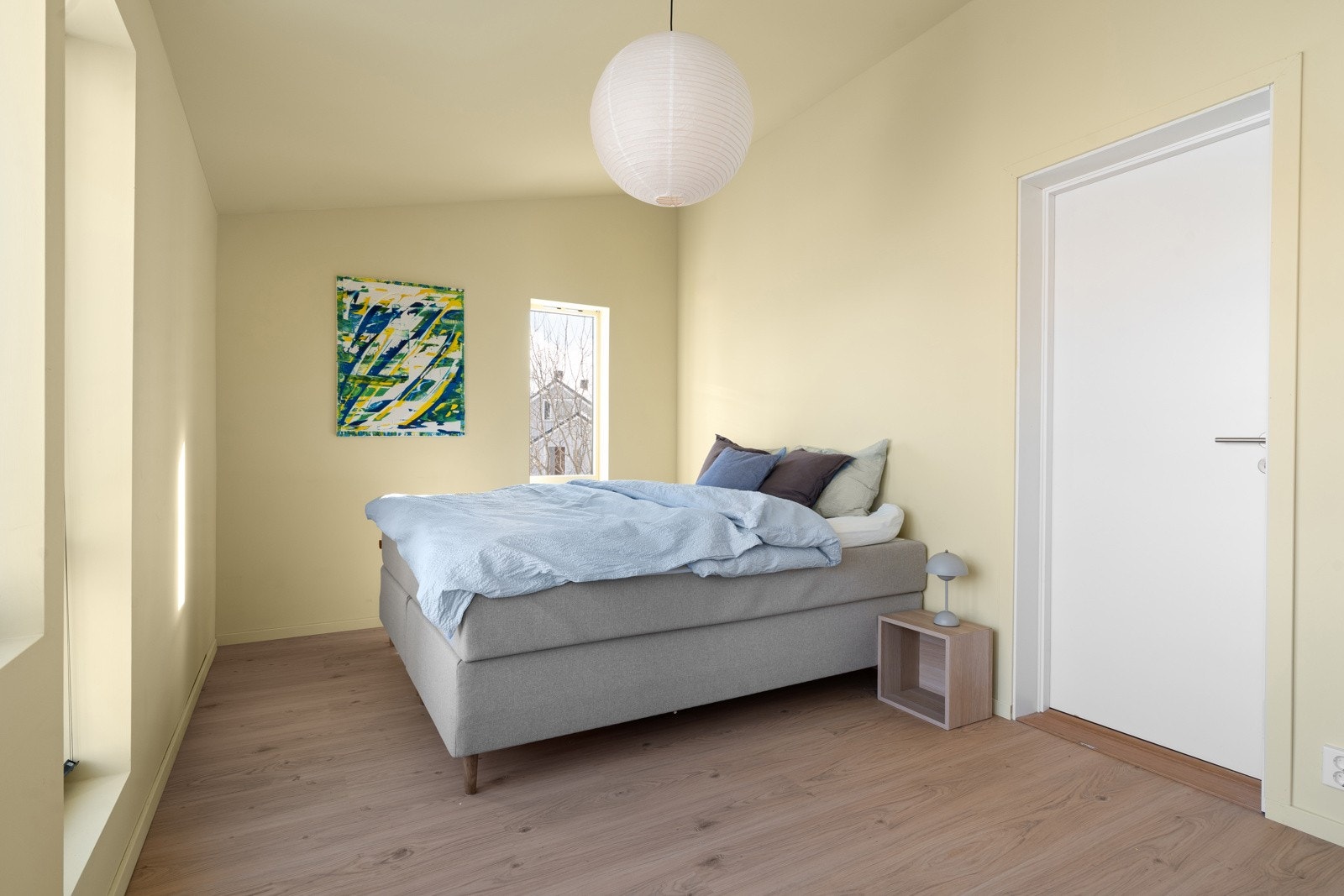 Her har man god plass for stor seng og tilhørende nattbord.