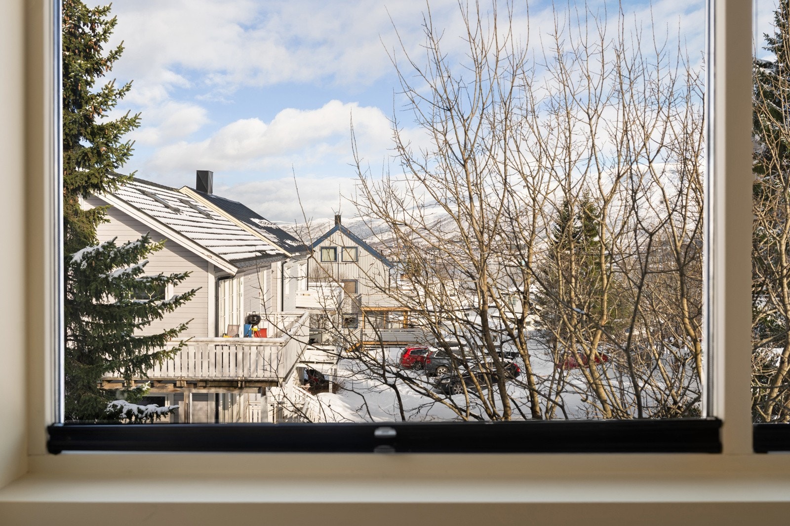 Fin utsikt fra det ene soverommet. Store vindusflater som gir herlige lysforhold.