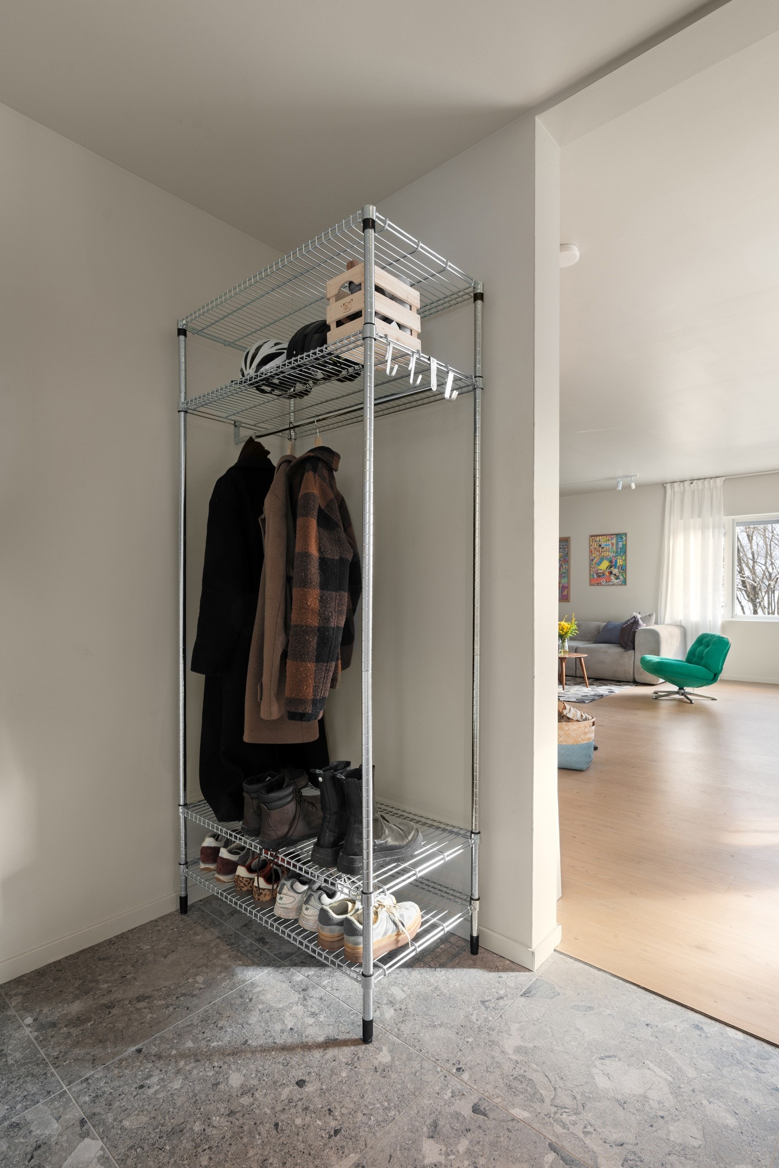 Flislagt entré med god plass for oppbevaring av sko og yttertøy.