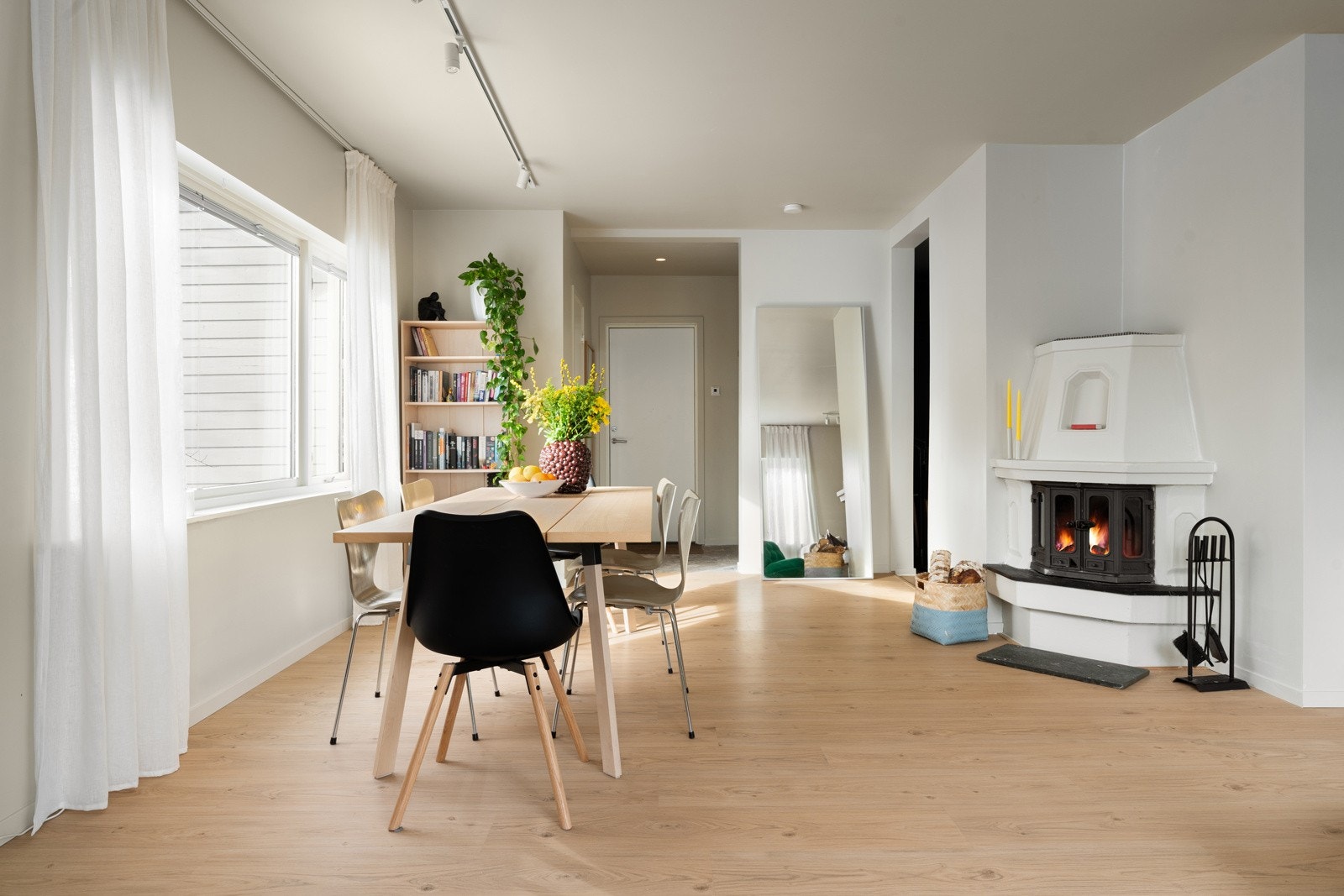 Spisebordet kan fint plasseres like utenfor kjøkkenet.