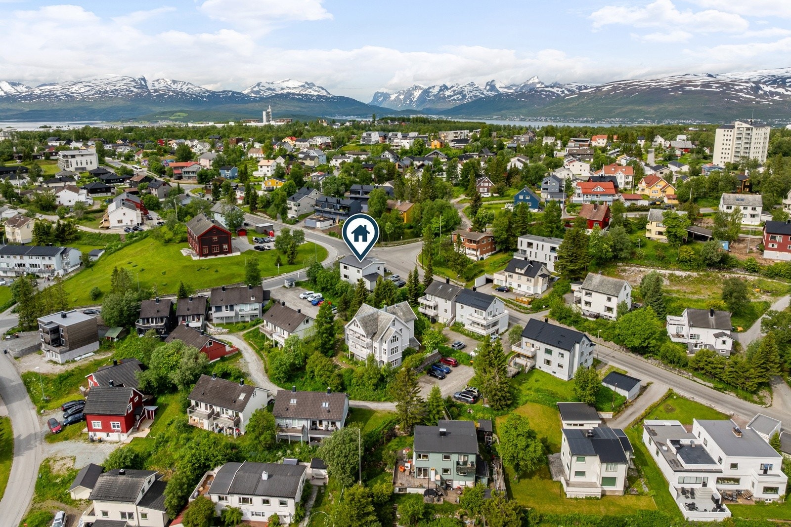 Lysløypa med sine fantastiske turmuligheter ligger en kort spasertur fra boligen.