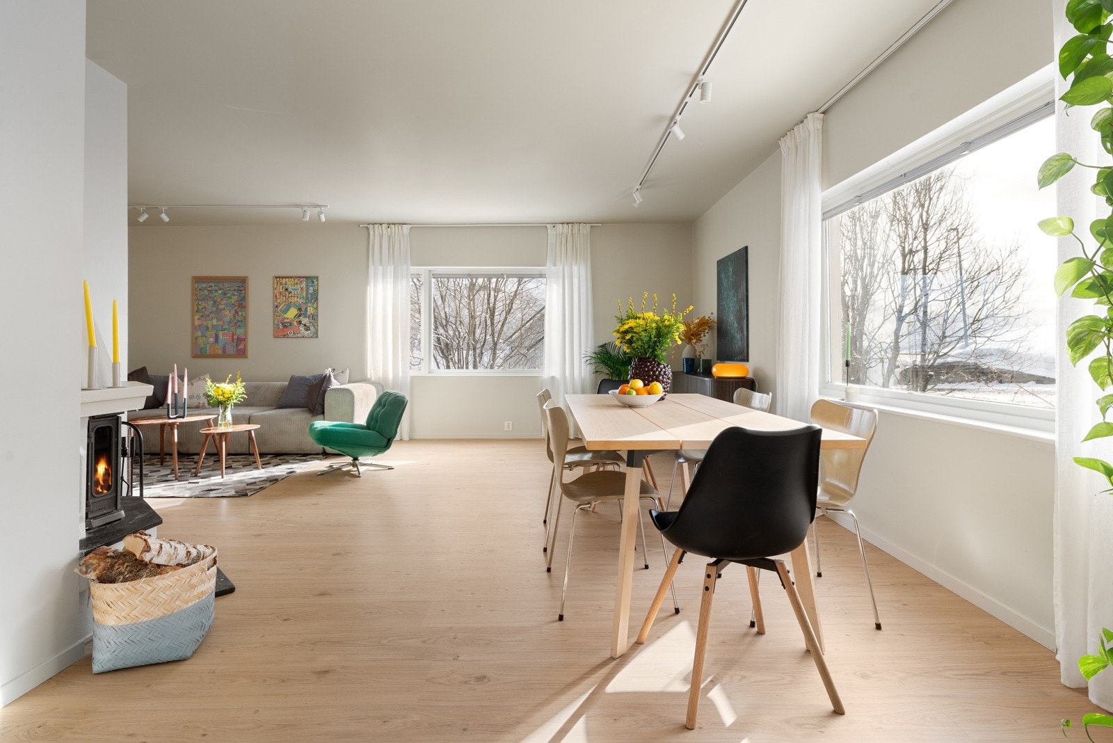 Stuen framstår lys, innbydende og luftig - med store vindusflater som slipper inn rikelige mengder med naturlig lys.