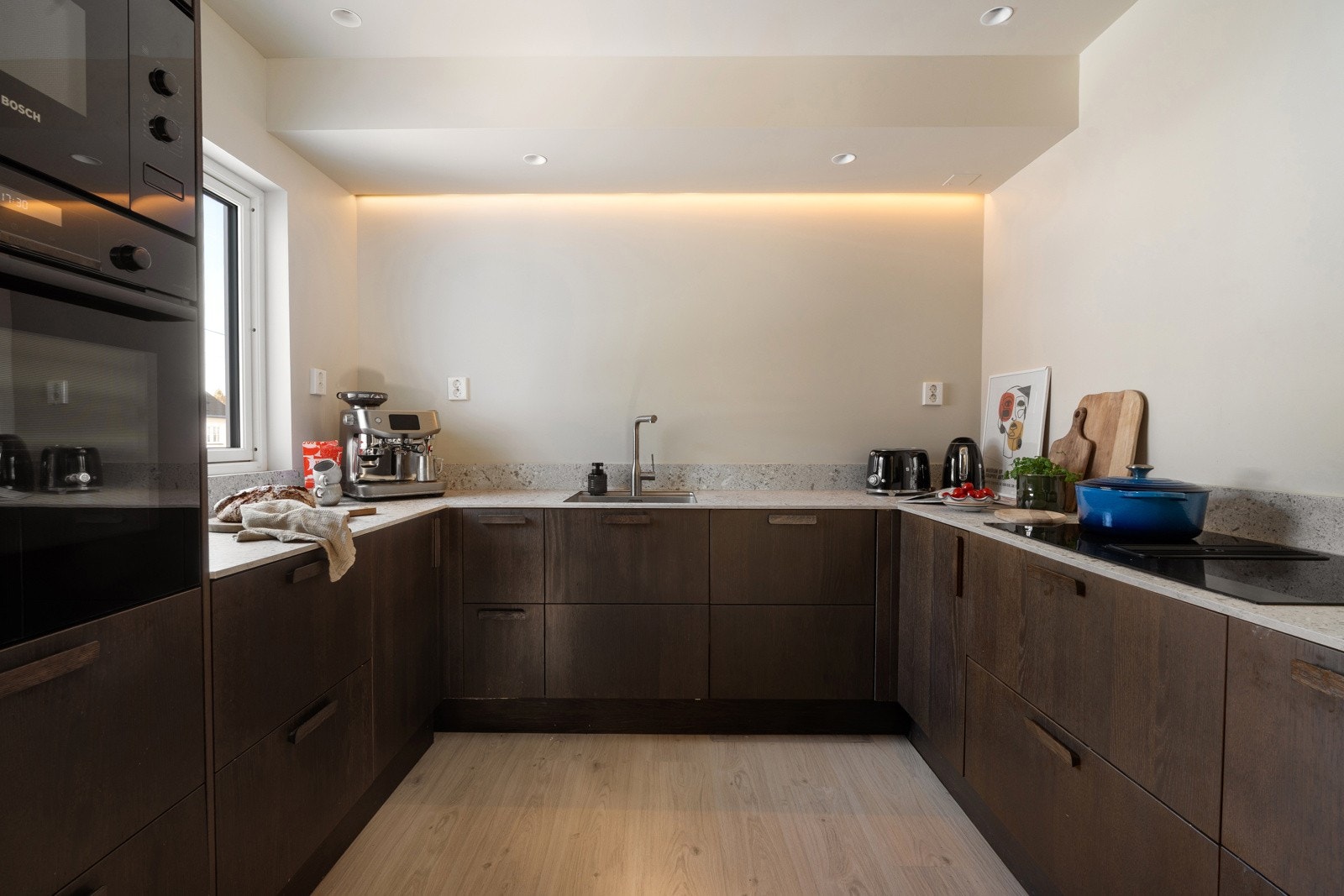 Svært god skap og benkeplass gir mye oppbevaringsplass og praktiske arbeidsforhold. Vinduet på kjøkkenet er byttet i 2025.