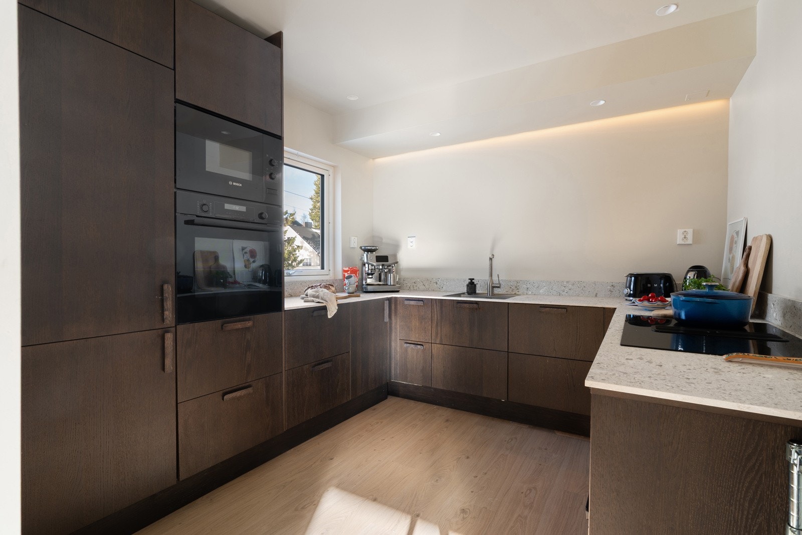 Kjøkkenet er også byttet i 2025, og framstår strøkent og tidsriktig.