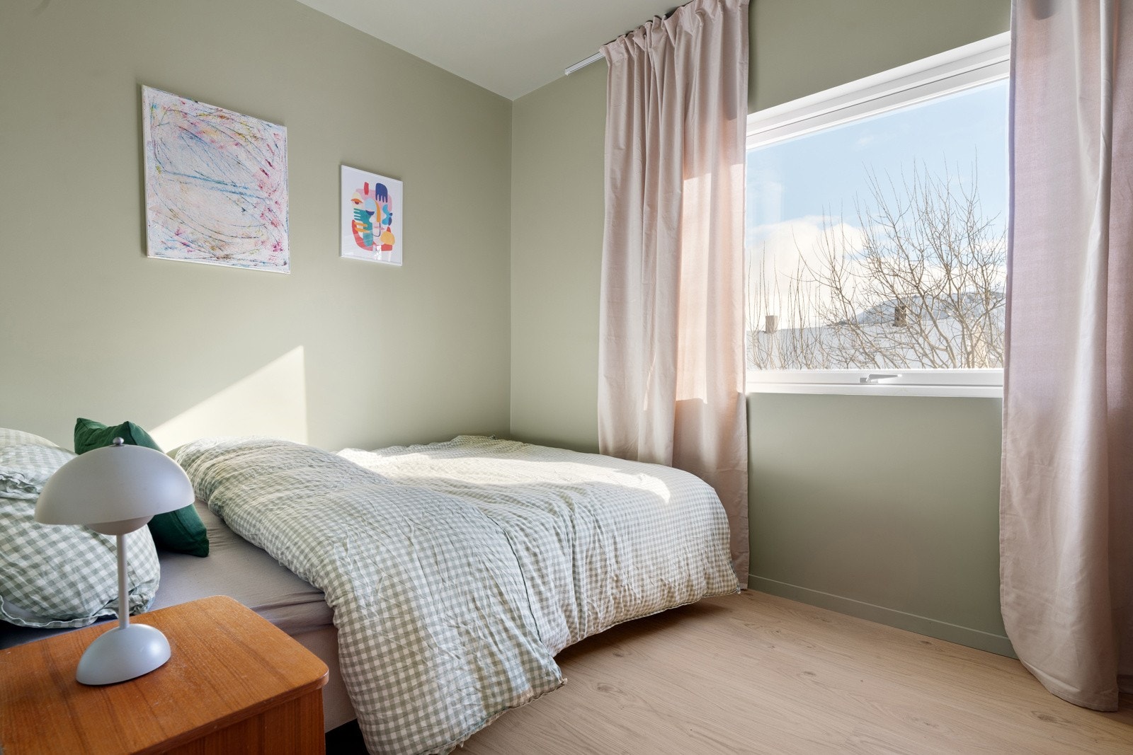 Det er byttet gulv og vegger på samtlige soverom, i tillegg til at de er malt opp i moderne farger.