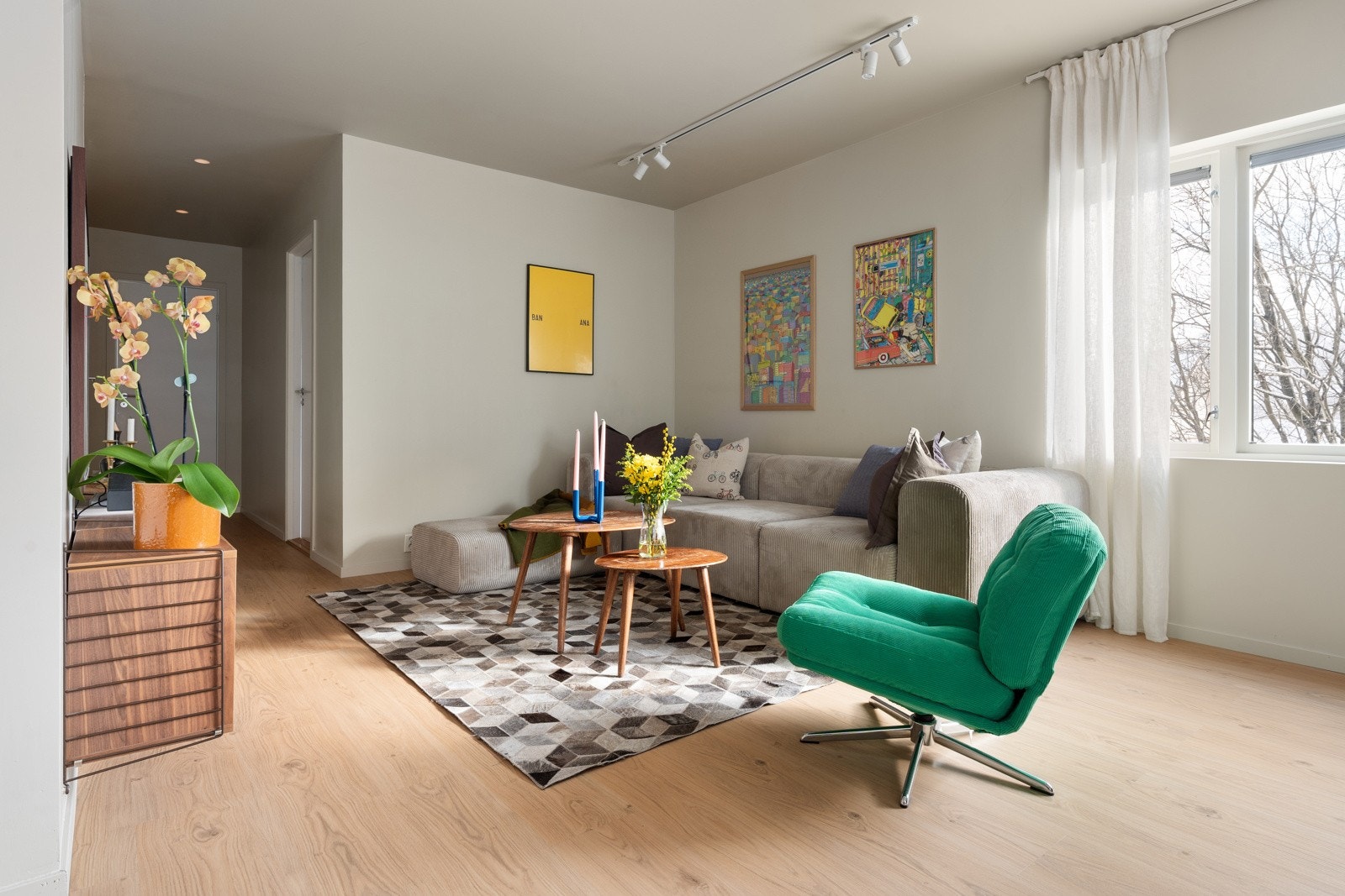 Stuens utforming i vinkel gir flere naturlige soner.