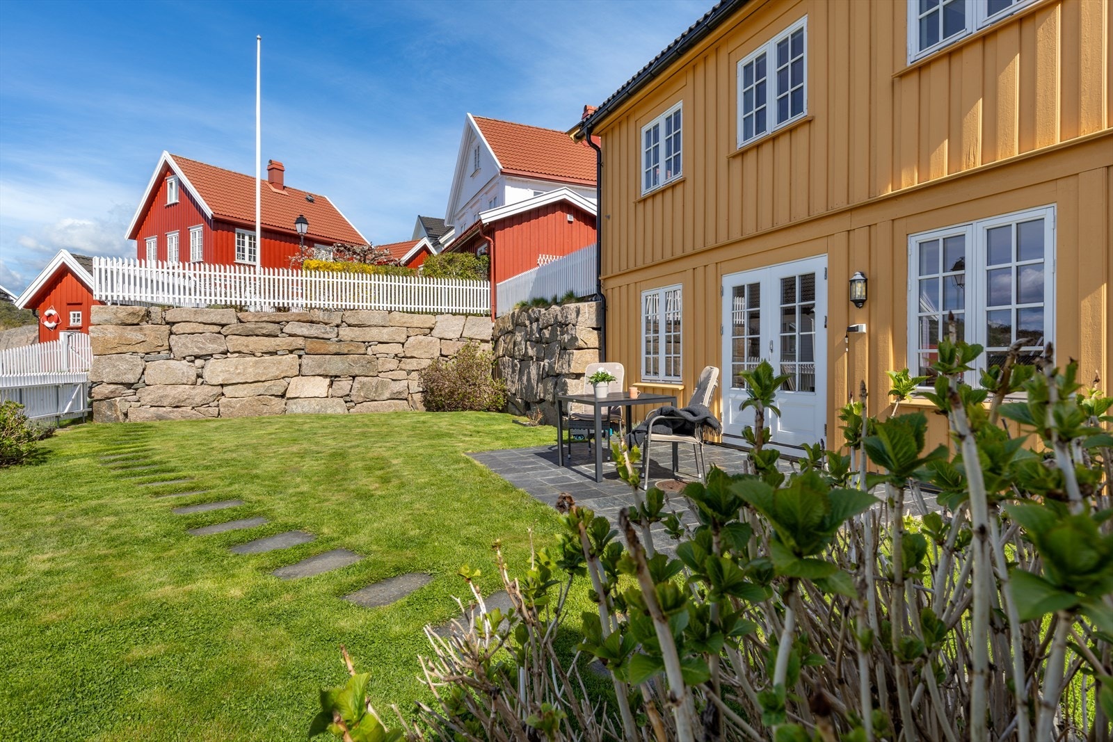 Sommeren ute i hagen er ekstra fin når det blomstrer i beplantningen Galleribilde