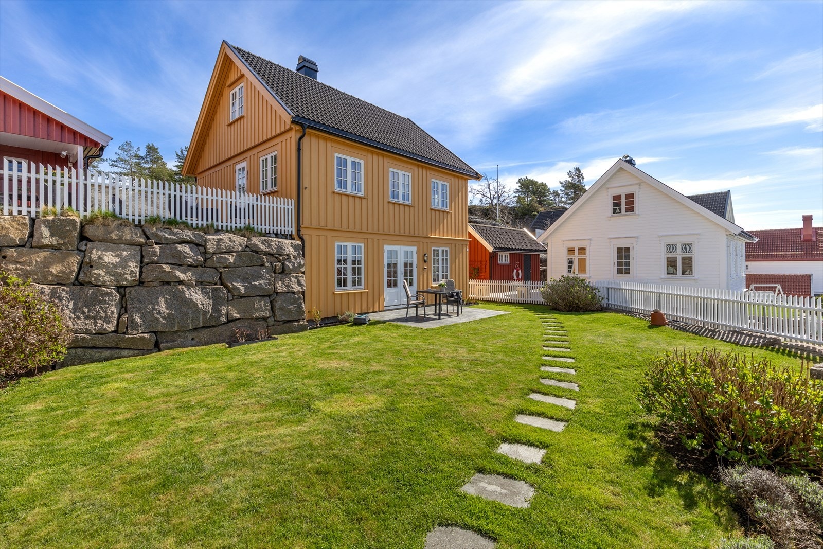 Flott hytte med pent opparbeidet tomt Galleribilde