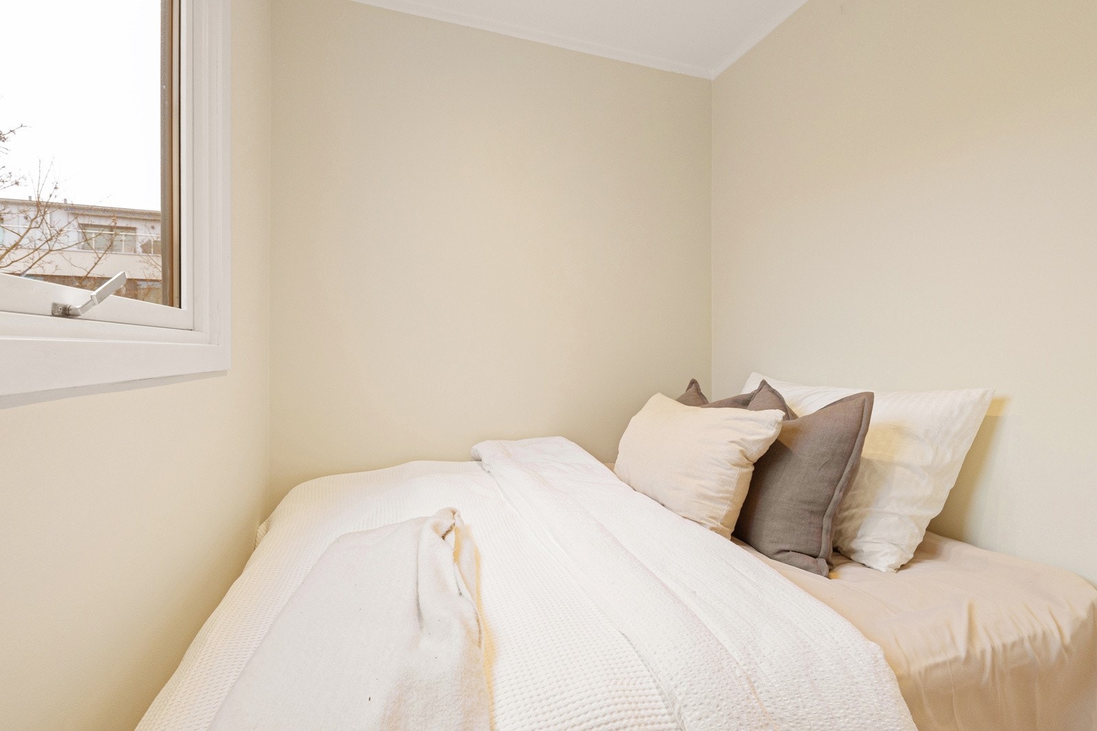 Sovenisje i eget rom med vindu og plass til dobbeltseng. Galleribilde