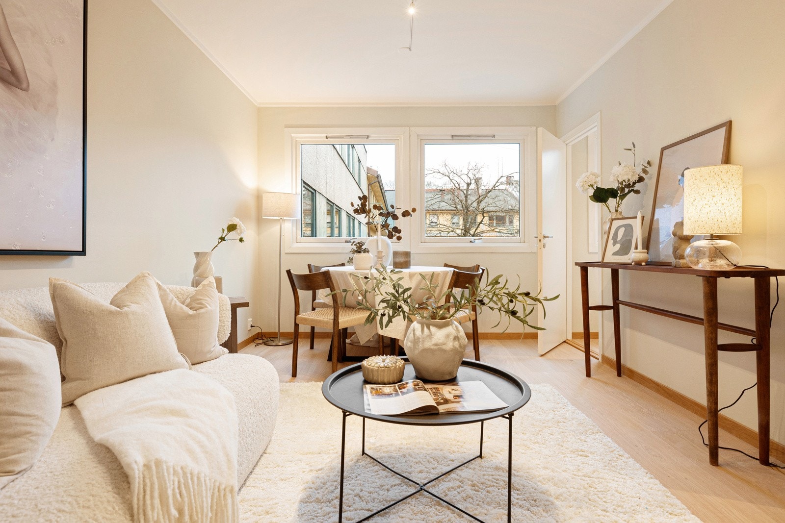 Stue med plass til sofagruppe med tilhørende møblement og spisebord. Galleribilde