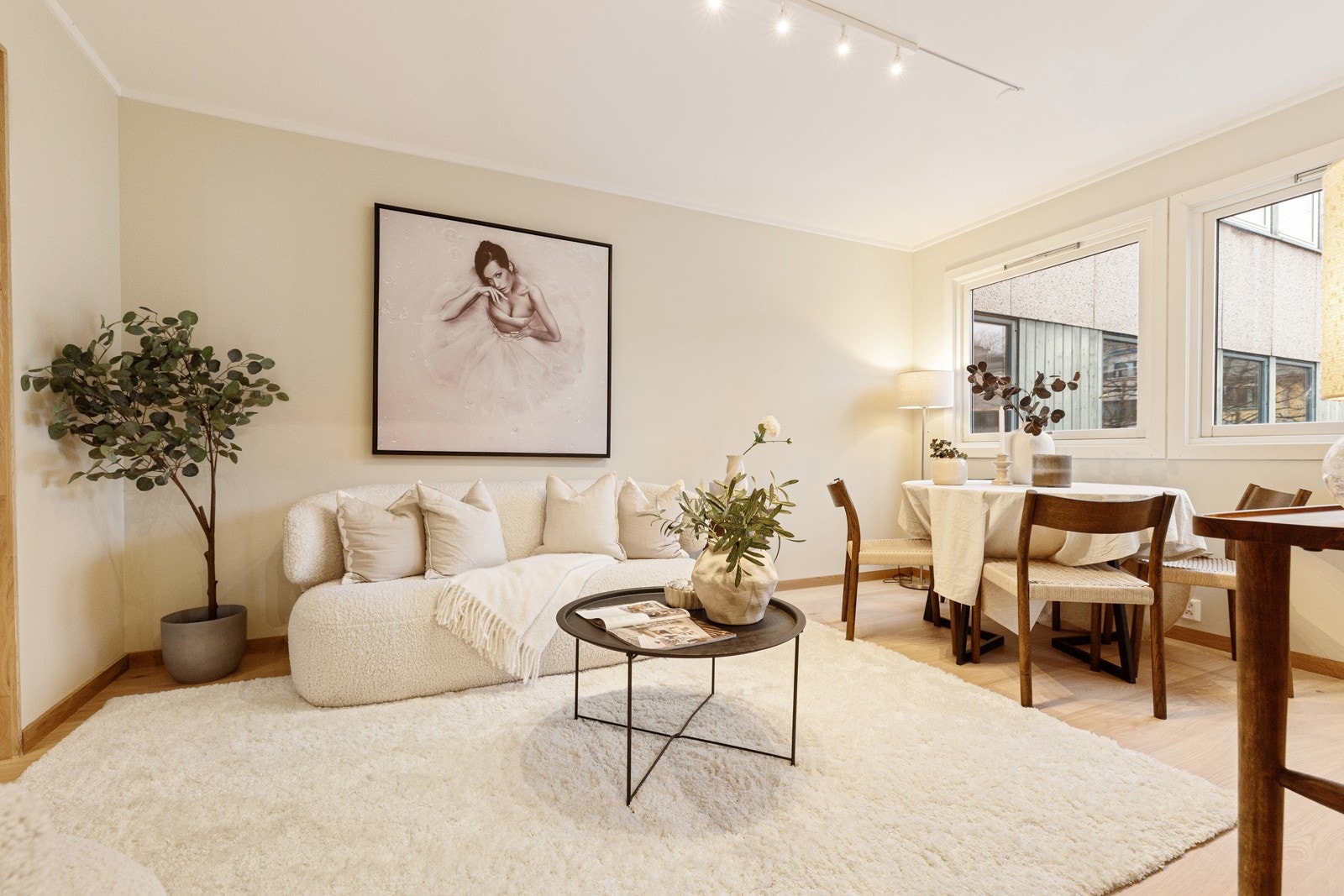 De ble lagt lekkert herdet tregulv og veggene ble malt i delikate fargevalg i 2026. Galleribilde