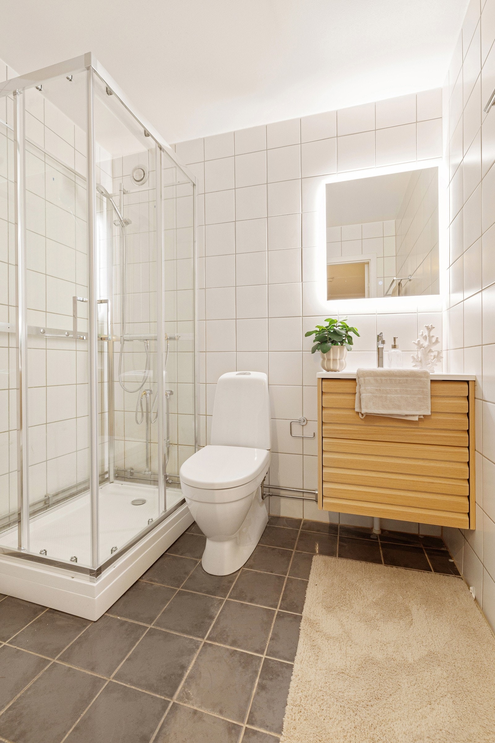 Det ble nå i 2026 satt inn ny servantinnredning, moderne speil med belysning og dusjkabinett. Galleribilde