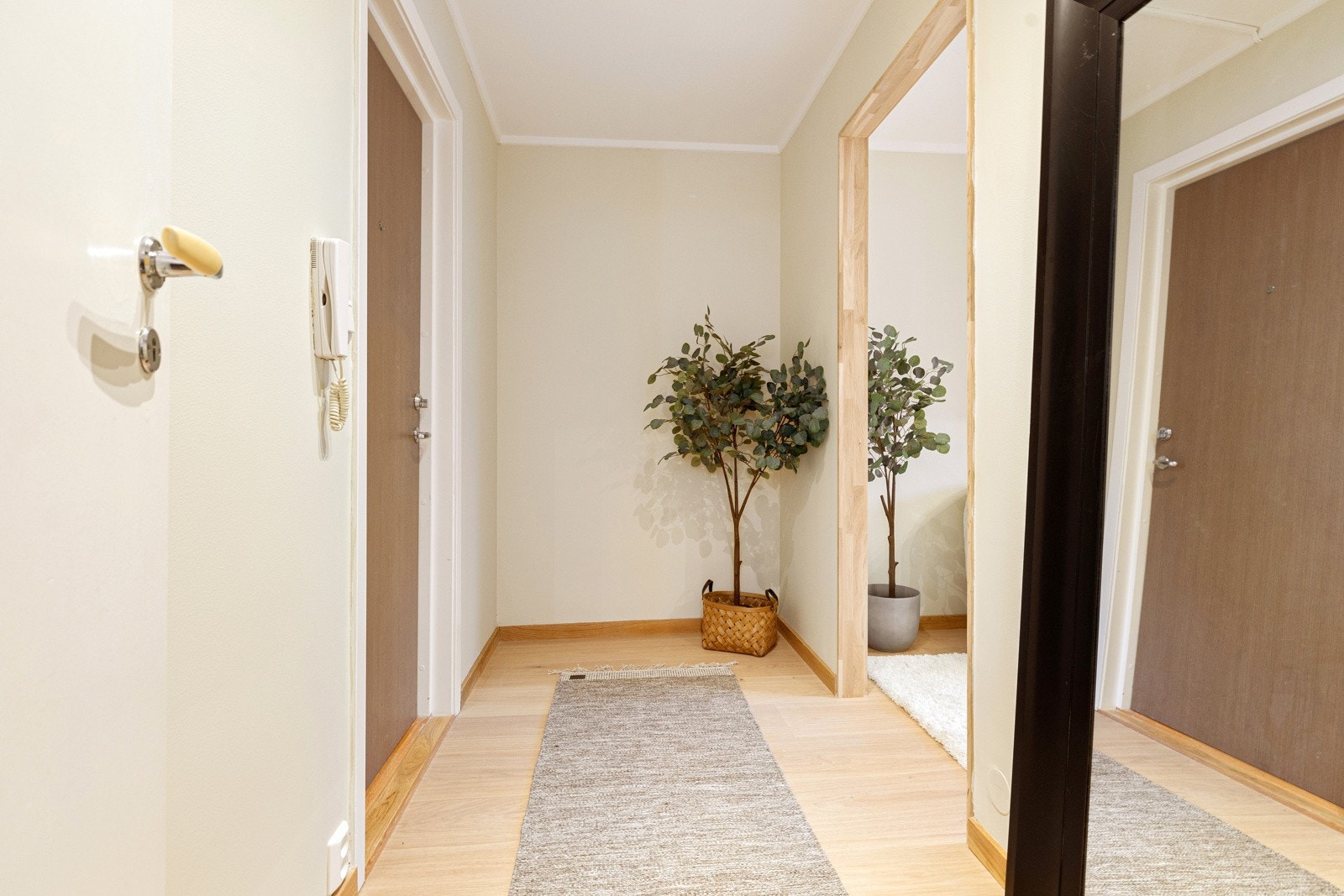 Entrèen har god plass til garderobeskap. Galleribilde