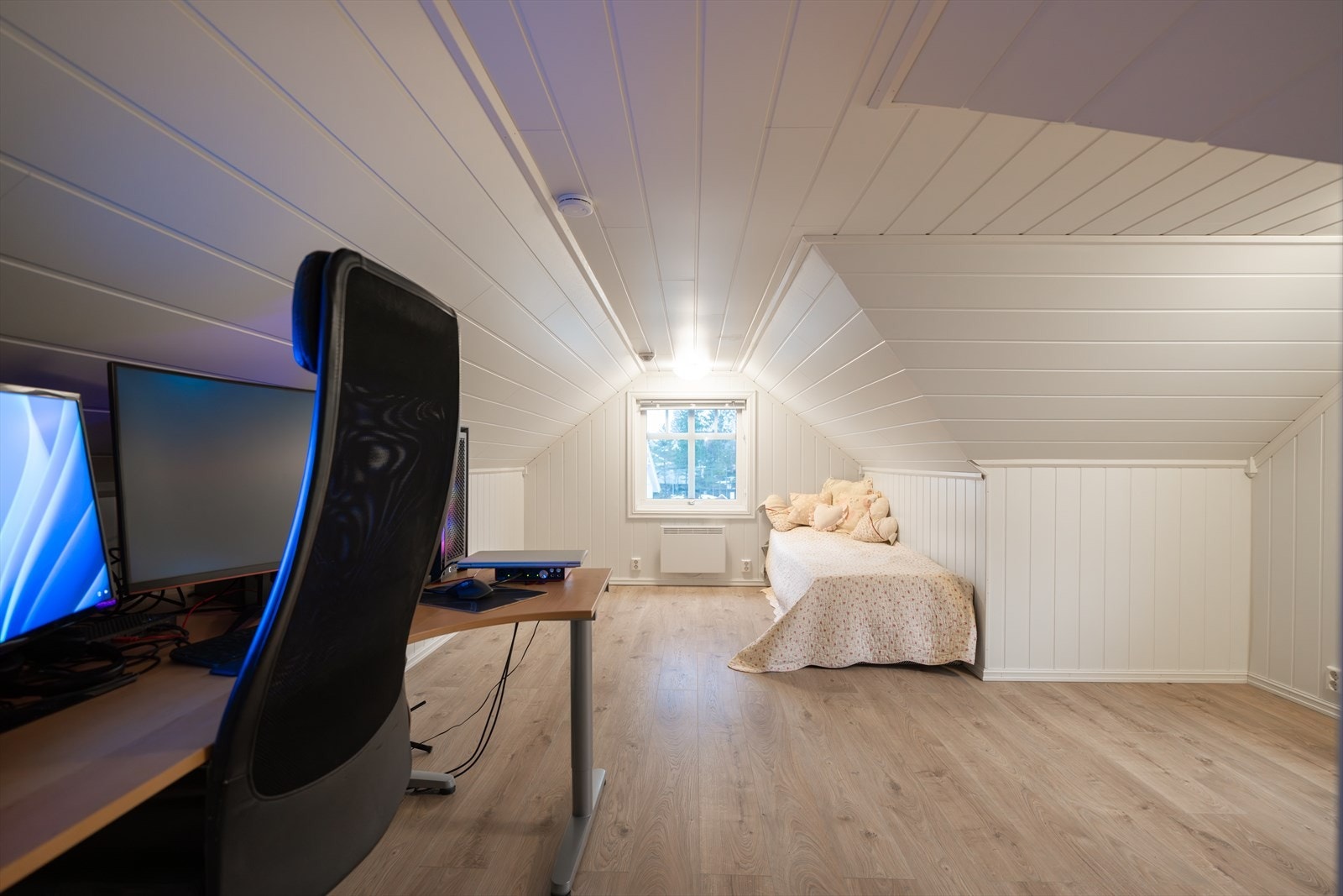 Innredet rom over garasjen med flere bruksmuligheter. Galleribilde