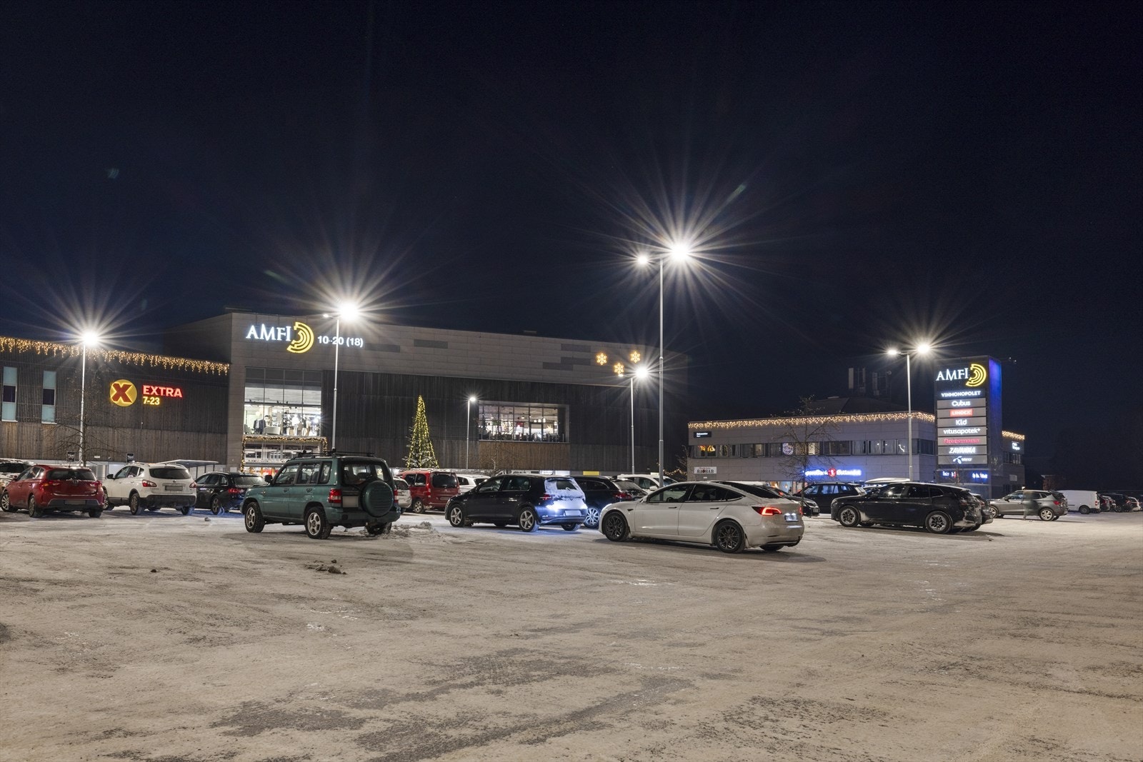 Gangavstand til Amfi Råholt. Sentret har et variert butikktilbud, inkludert dagligvarebutikker, klesbutikker, frisører og spisesteder, og fungerer som et praktisk senter for både shopping og daglige gjøremål. Galleribilde