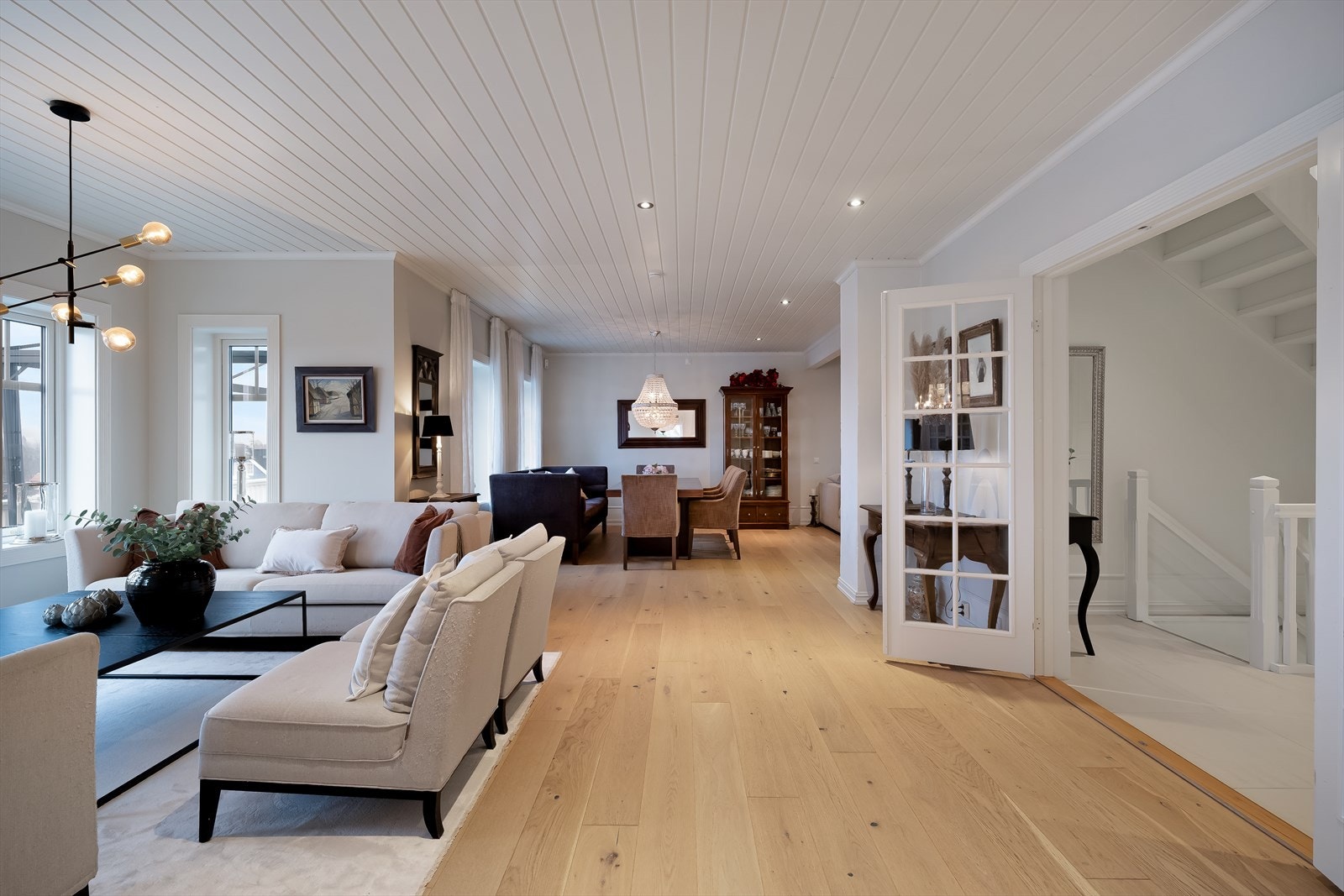 De store og mange vindusflatene gir optimal belysning, en romslig følelse og et fantastisk utsyn. Galleribilde
