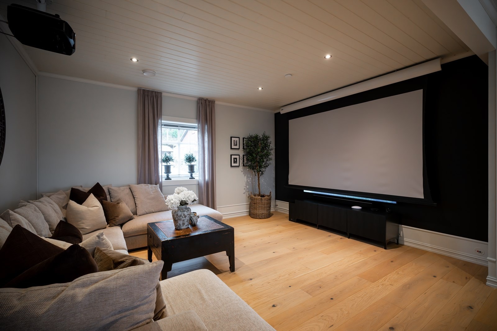 Stuen inviterer til kveldsstemning og kan lett gjøres om til en koselig hjemmekino. Galleribilde
