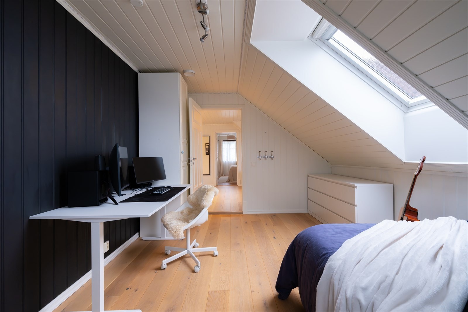 Soverom lll. Er også av god størrelse med plass til seng, nattbord, garderobeskap og skrivebord. Galleribilde