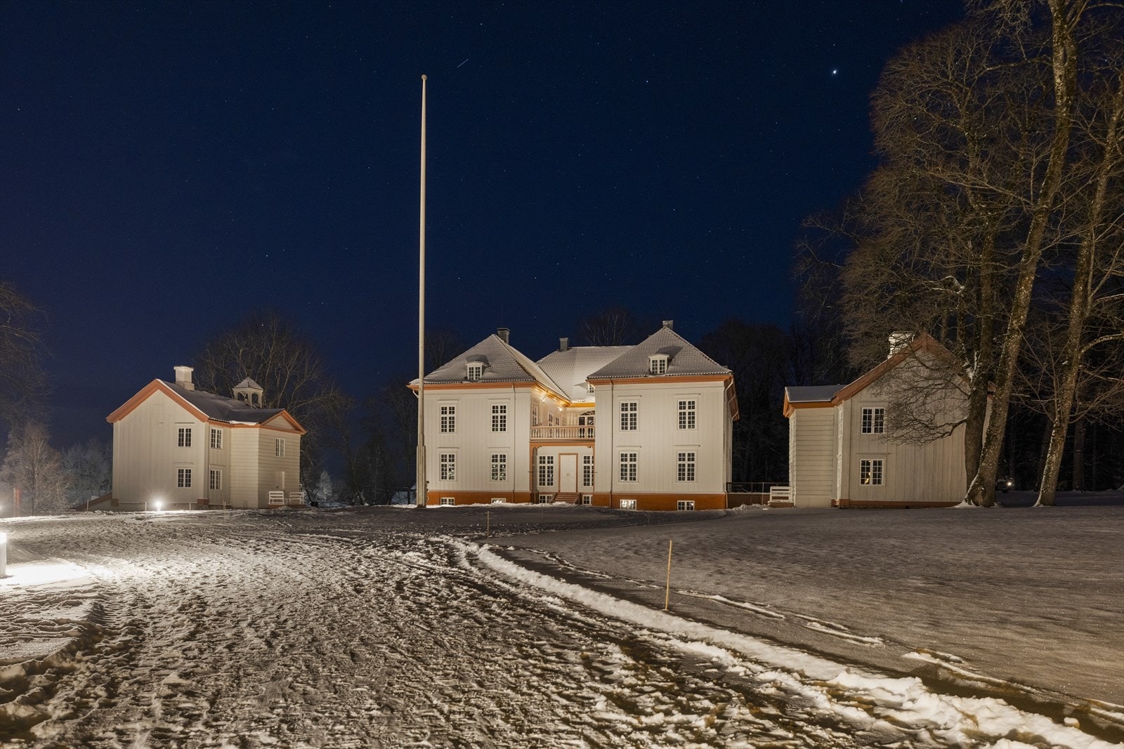 I nærområdet finner du historiske Eidsvollbygningen. Mest kjent som stedet hvor Norges grunnlov ble vedtatt den 17. mai 1814. Bygningen har stor nasjonal betydning og regnes som et symbol på Norges uavhengighet og demokrati. Galleribilde