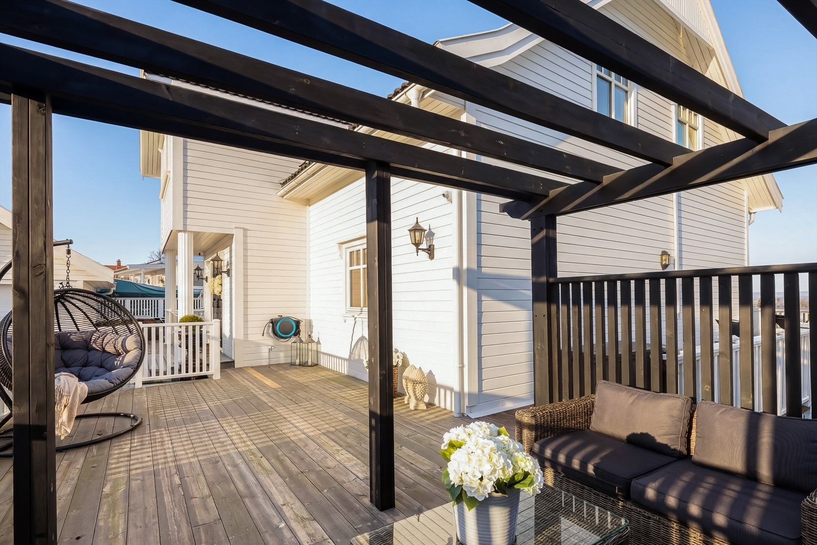 Fantastisk terrasse som omslutter boligen på tre sider og gir romslig utendørs stuefølelse med gode sol- og utsiktsforhold. Galleribilde