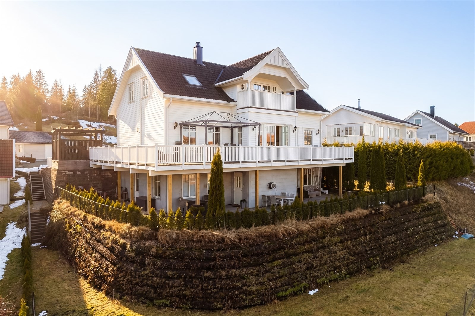 Begge utleiedelene har egen inngang på nedsiden av huset, noe som gir en praktisk og skjermet adkomst. Galleribilde