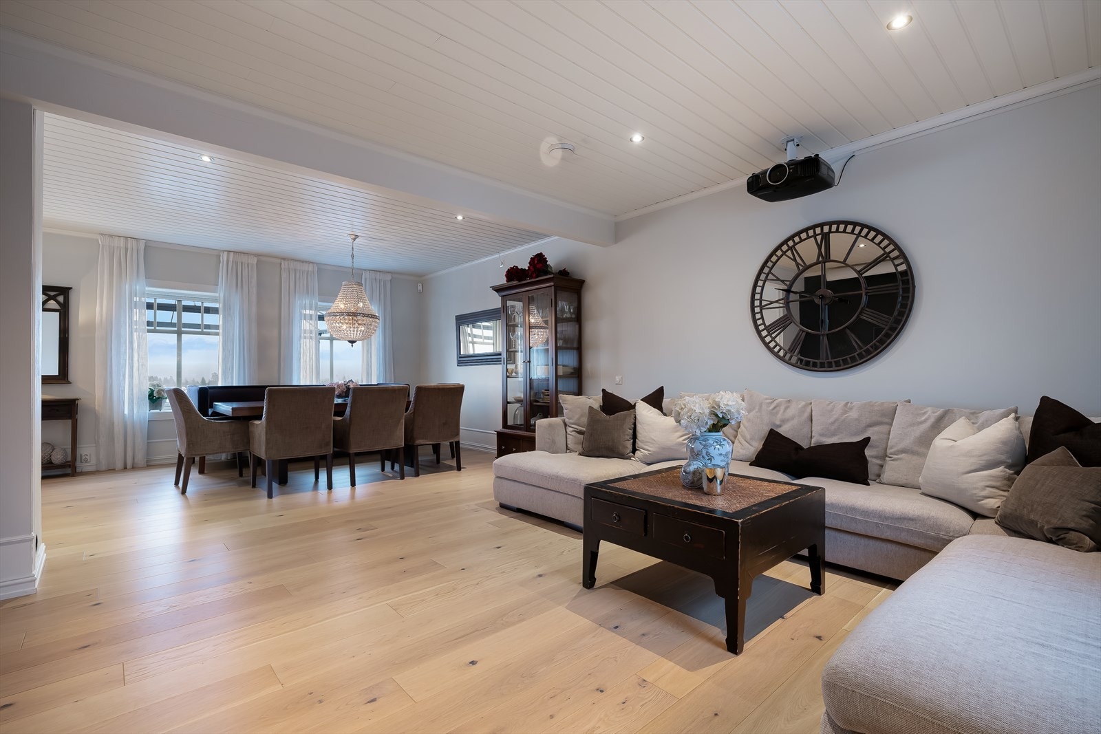 Stuen er hjertet i hjemmet, med romslighet, fantastisk lysinnfall og en perfekt plass til både hverdag og sosiale sammenkomster. Galleribilde