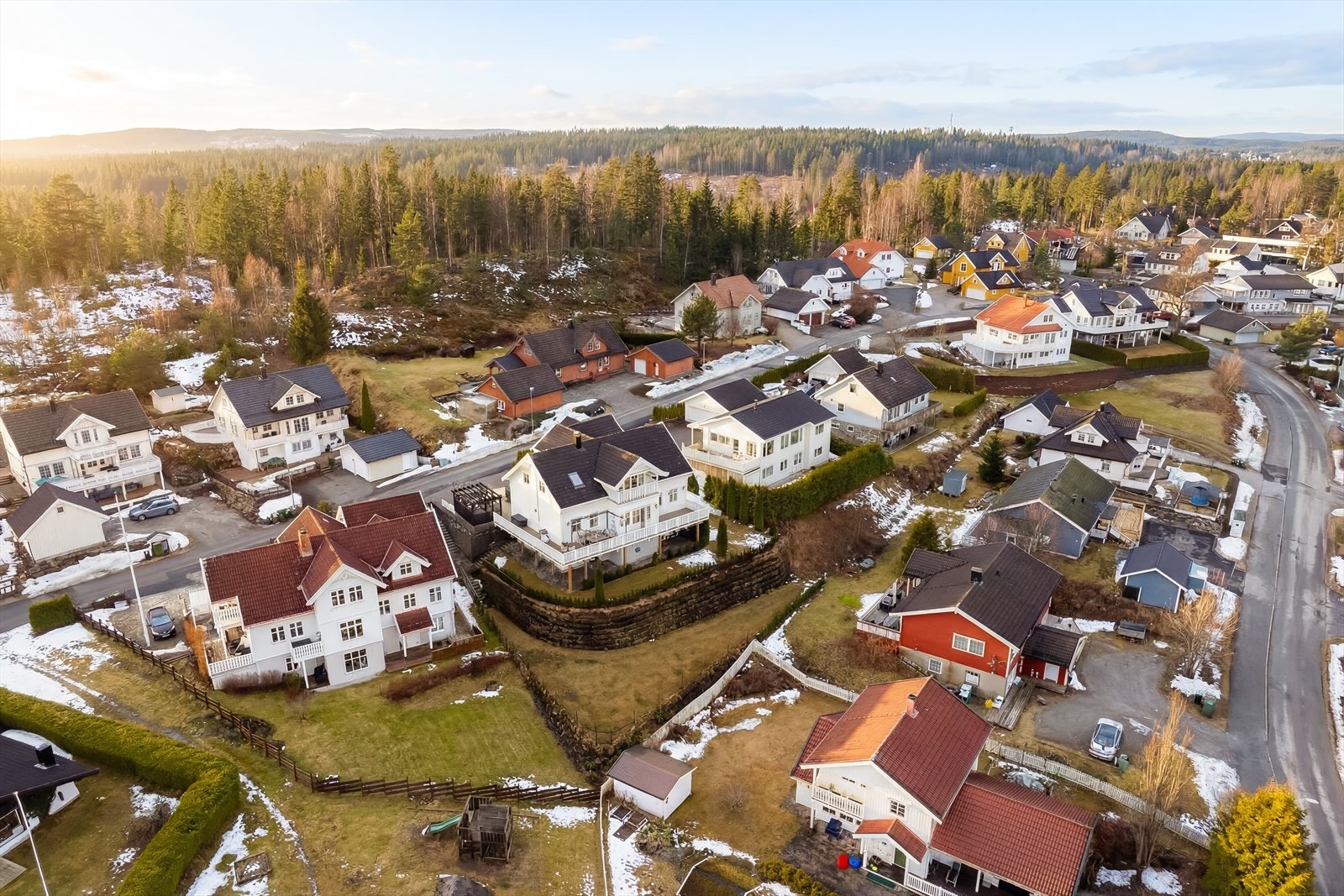 Attraktiv og barnevennlig beliggenhet med nærhet til flotte turområder, idrettsanlegg og et aktivt friluftsliv. Galleribilde